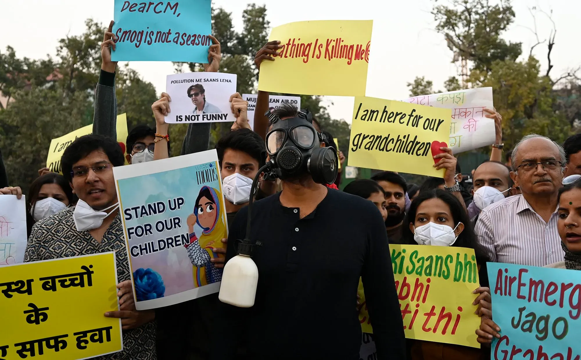 مظاهرة في نيودلهي ضد تلوث الهواء، حيث يرتدي المشاركون أقنعة وجه ويحملون لافتات تطالب بتحسين جودة الهواء وحماية الأطفال.