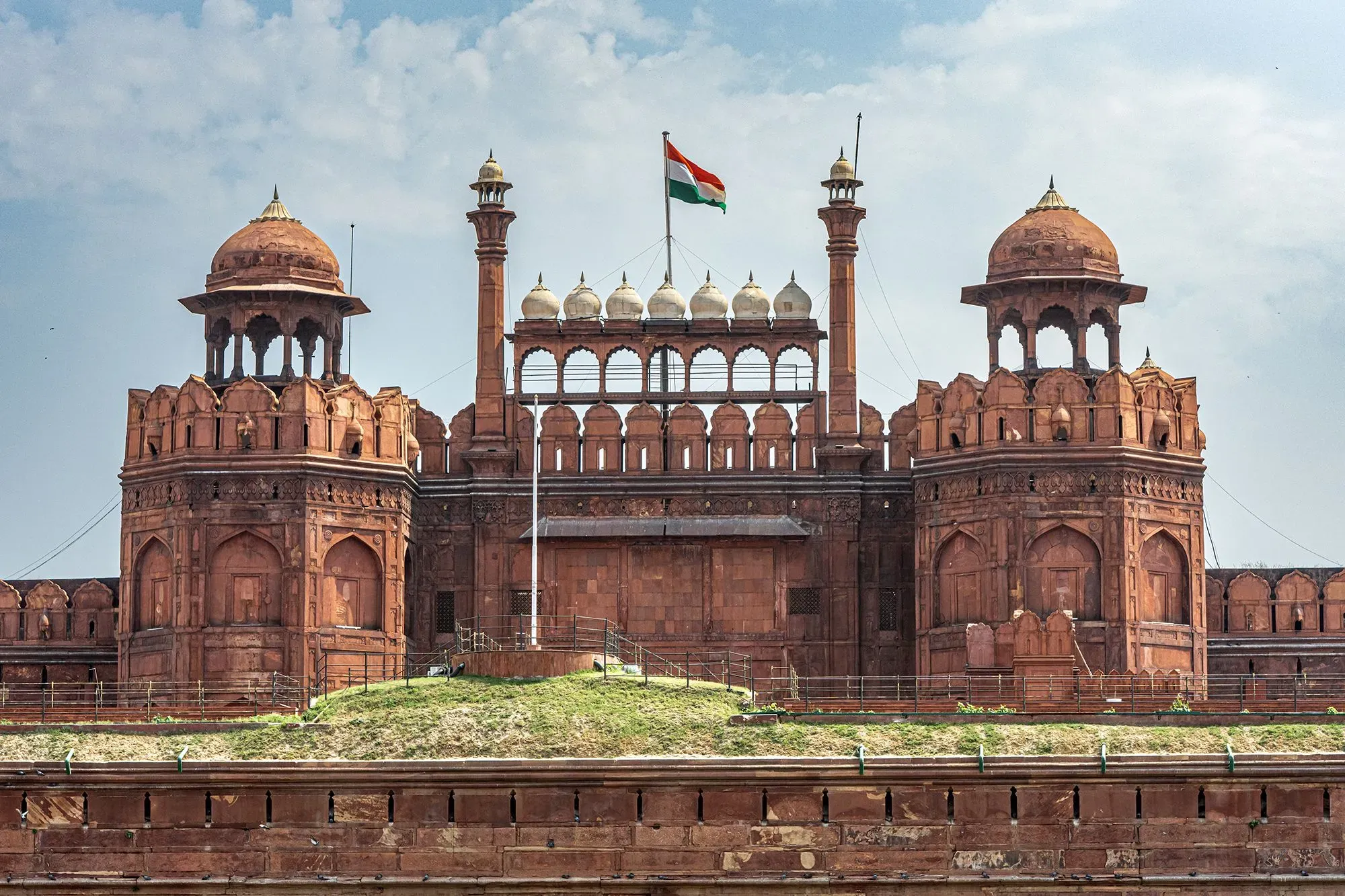 القلاع الحمراء في نيودلهي، رمز تاريخي، تظهر تحت سماء ملبدة بالضباب الدخاني، مما يعكس أزمة التلوث المستمرة في المدينة.