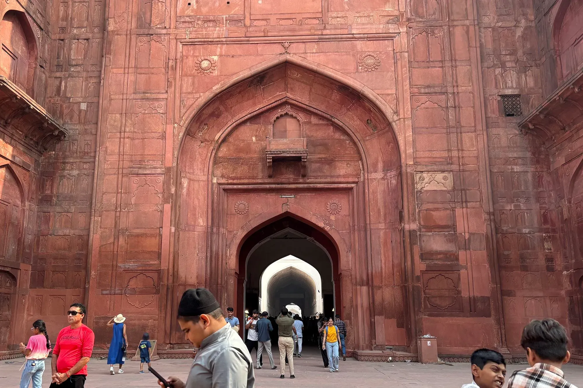 مدخل القلعة الحمراء في نيودلهي، حيث يتجمع زوار المدينة وسط تلوث الهواء المتزايد وأزمة صحية مستمرة.