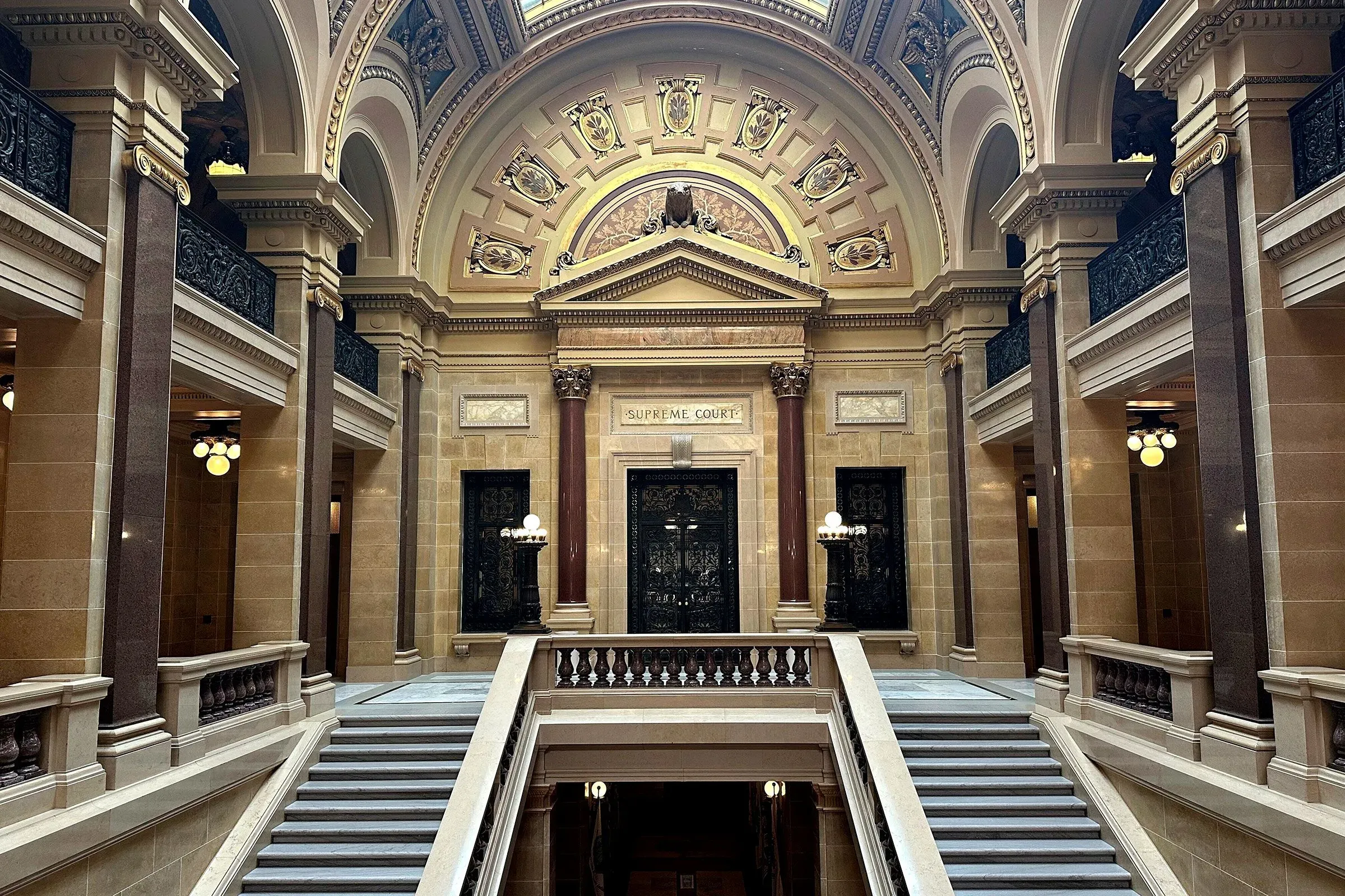 مدخل المحكمة العليا في ويسكونسن، يظهر السلالم والديكورات المعمارية الفاخرة، في سياق الانتخابات القضائية المثيرة.
