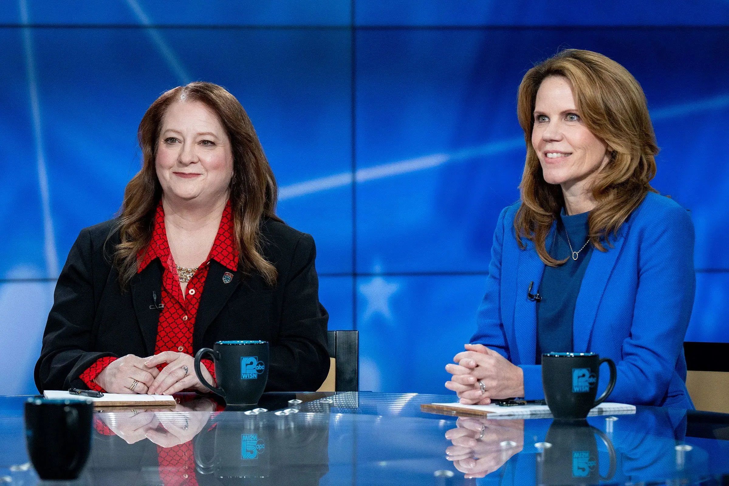 تظهر القاضية ماريا لازار والقاضي كريس تايلور خلال مناظرة انتخابية، حيث يتنافسان على مقعد في المحكمة العليا في ويسكونسن.