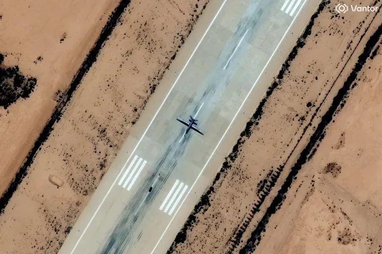 طائرة مسيرة جديدة من طراز "فيلونج 1" على مدرج قاعدة الخادم الجوية في شرق ليبيا، تشير إلى تعزيز القدرات العسكرية لحفتر.