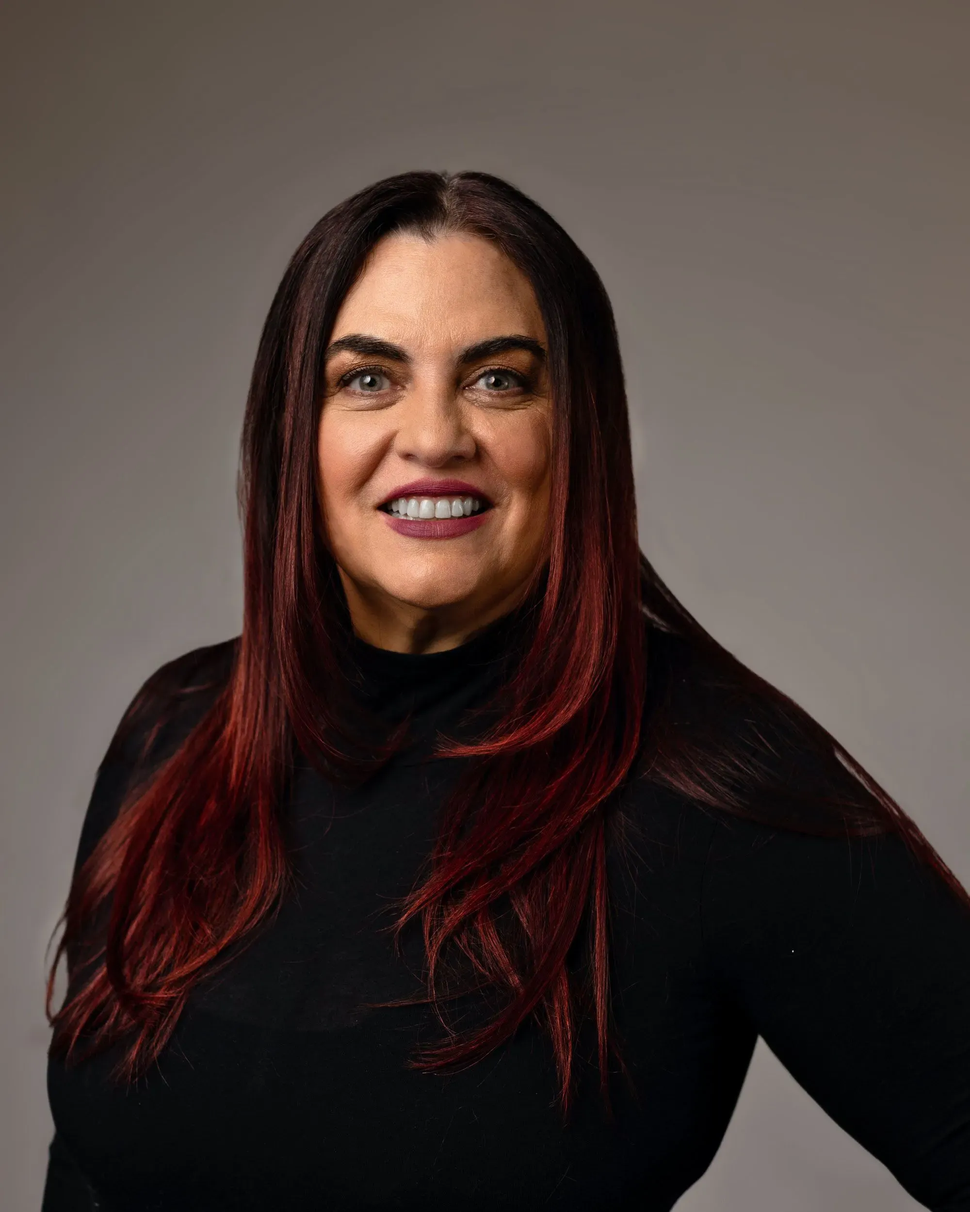 مترجمة فورية ترتدي ملابس سوداء، تعبر عن قلقها بشأن تأثير الذكاء الاصطناعي على مستقبل الترجمة، في سياق مناقشات عالمية حول الموضوع.