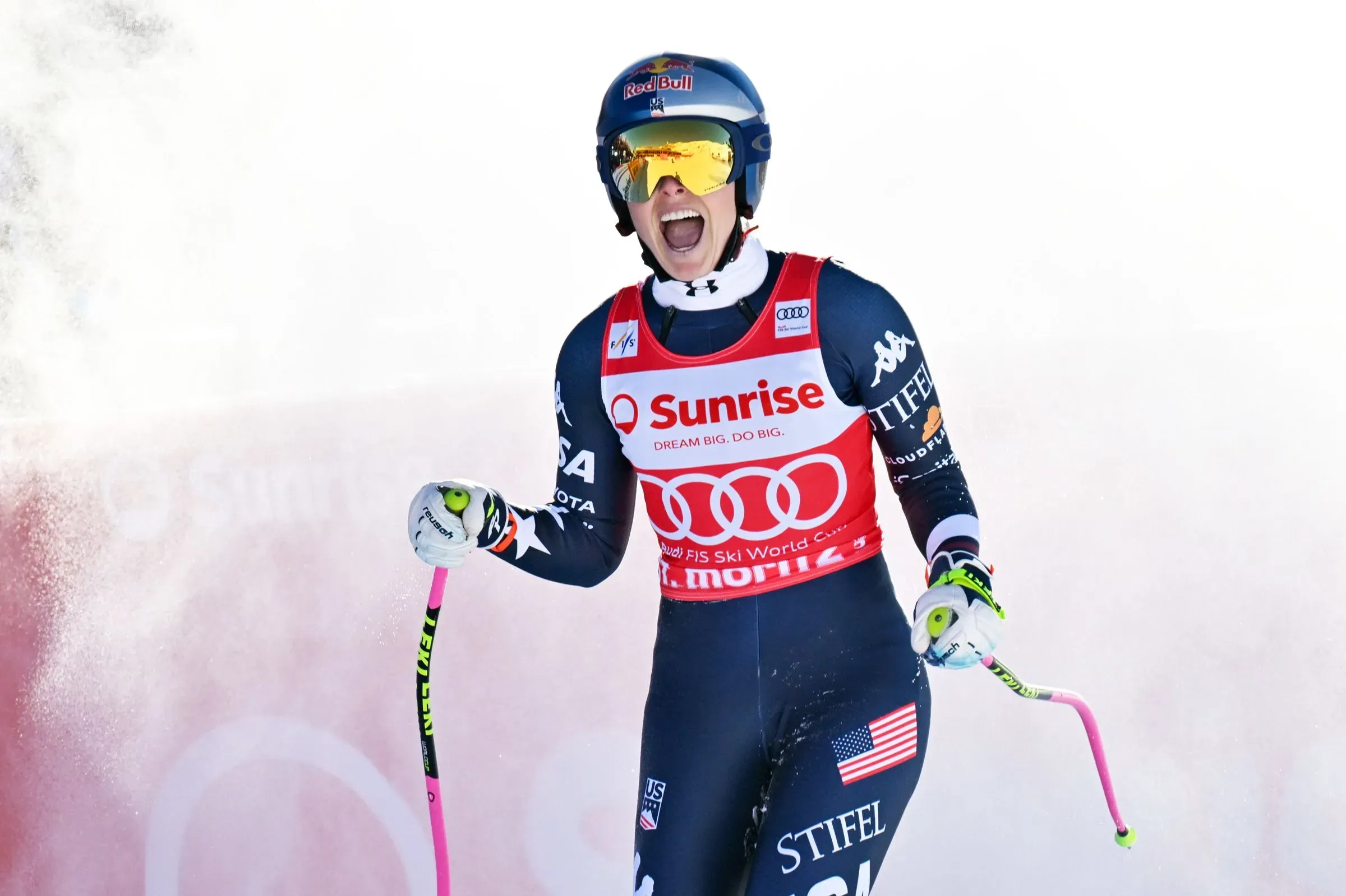 ليندسي فون تحتفل بفوزها في سباق التزلج، مرتدية زي فريق الولايات المتحدة، مع تعبير عن الحماس والثقة رغم إصابتها.