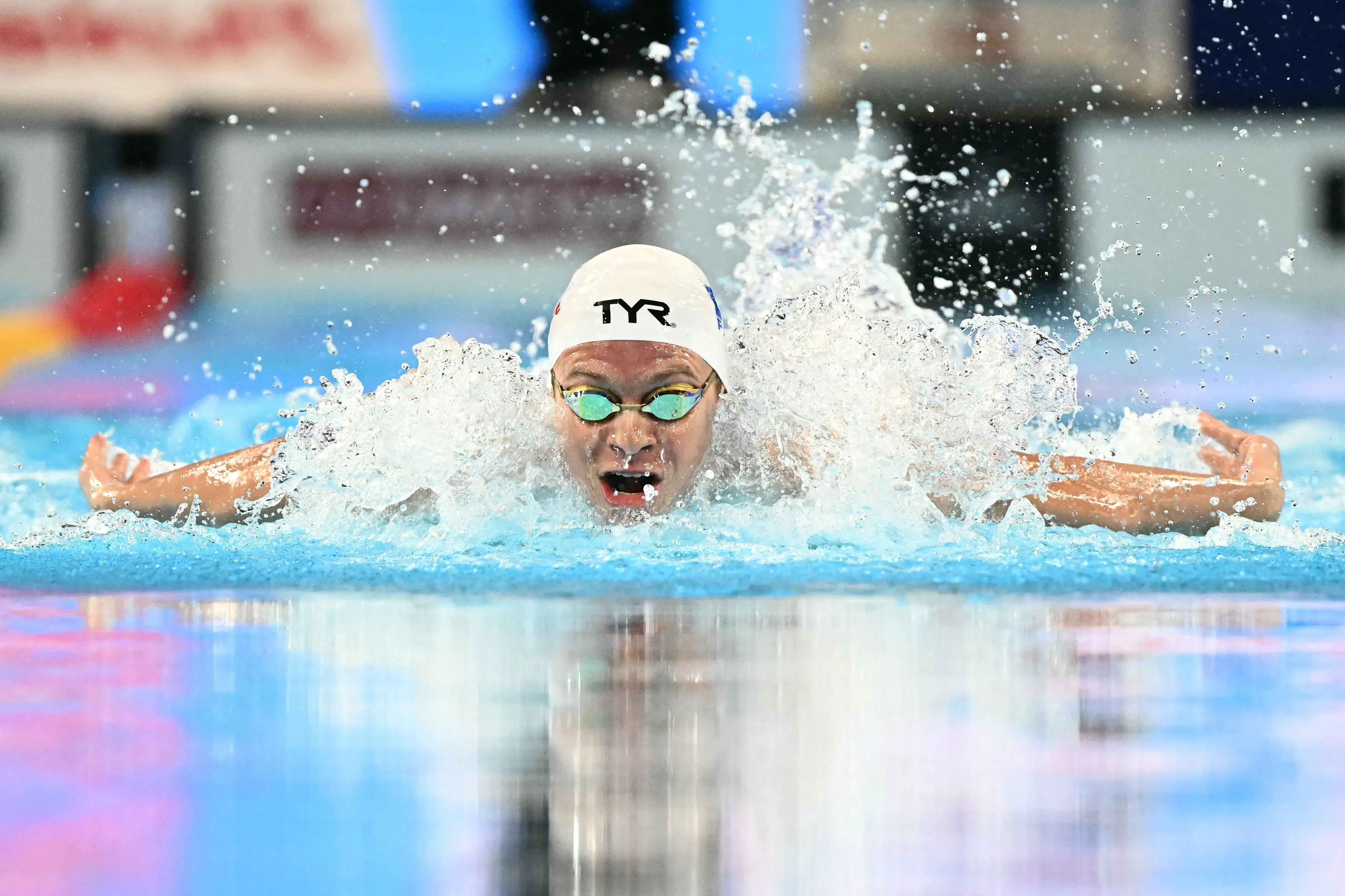 السباح الفرنسي ليون مارشان يتنافس في سباق 200 متر فردي متنوع، محققًا زمنًا قياسيًا عالميًا جديدًا في بطولة العالم للألعاب المائية.