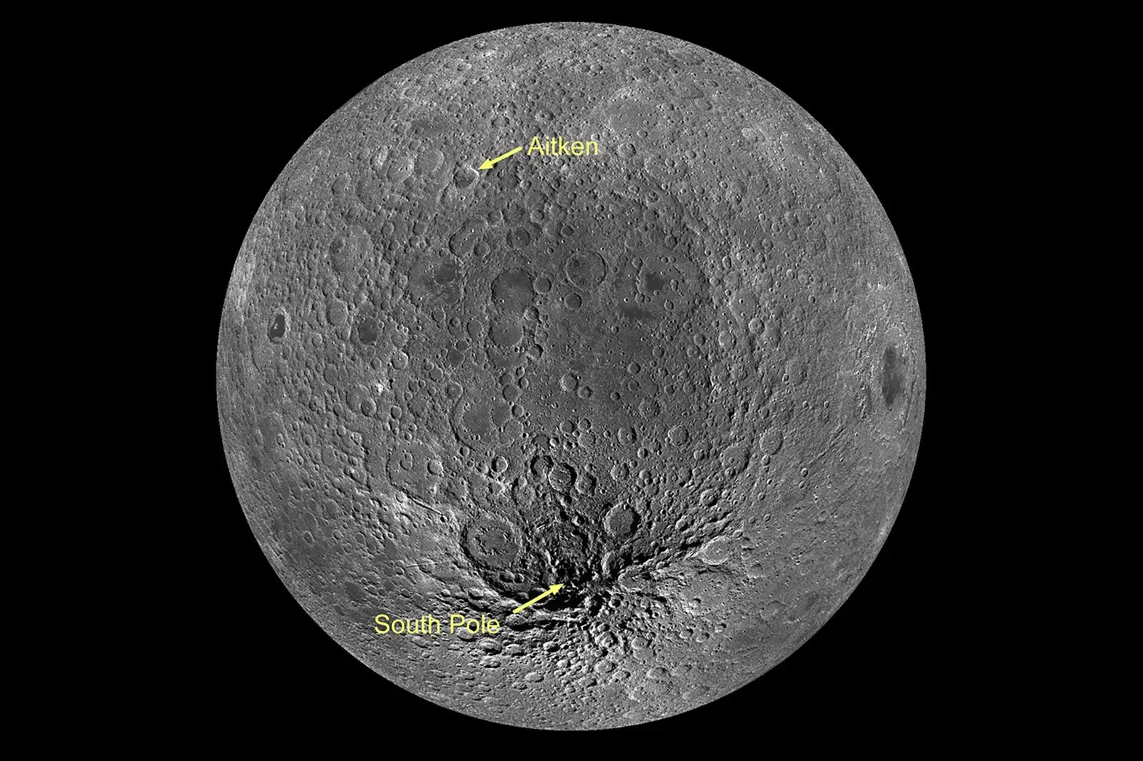 صورة توضح سطح القمر مع تسميات لمناطق مهمة مثل "أيتكن" و"القطب الجنوبي"، مما يعكس تفاصيل مهمة لاستكشافات بعثة أرتميس.