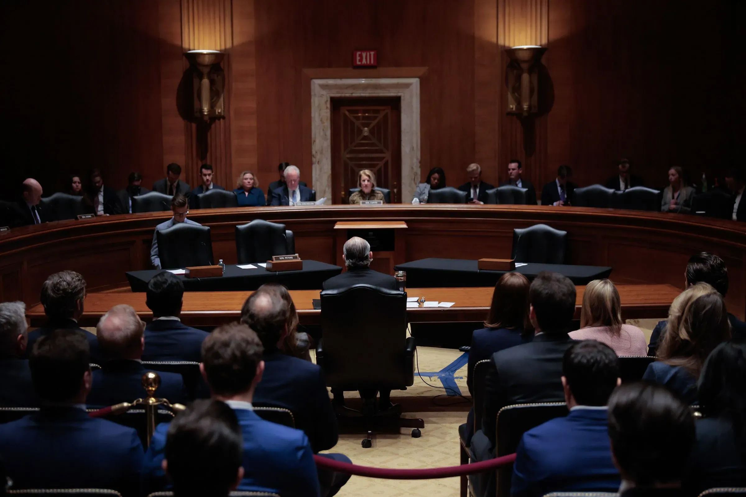 جلسة استماع في مجلس الشيوخ حول علاقات هوارد لوتنيك بجيفري إبشتاين، مع حضور عدد من المسؤولين والمستشارين.