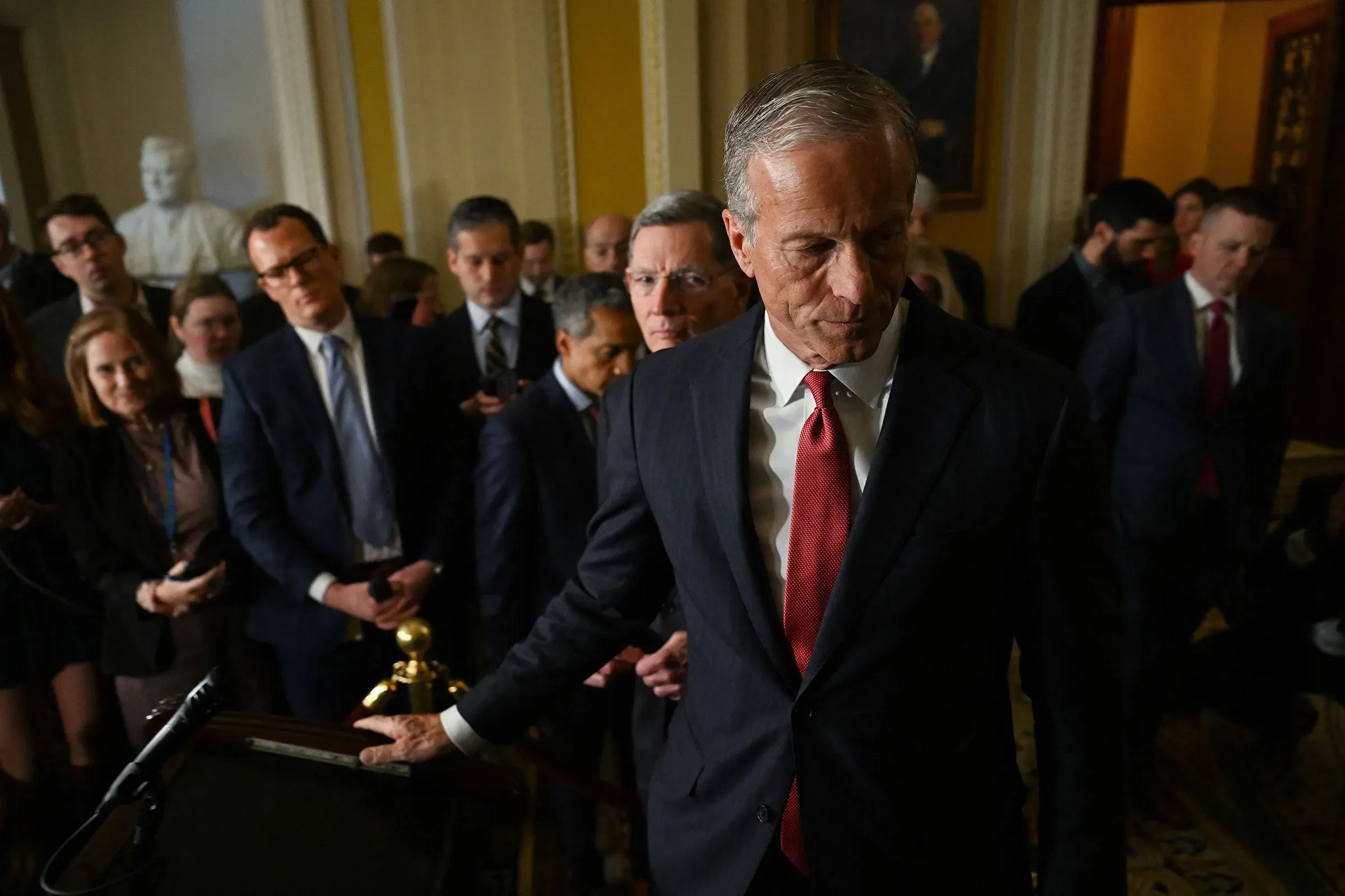 مجموعة من المسؤولين الحكوميين في الكابيتول هيل، مع تركيز على وزير التجارة هوارد لوتنيك، أثناء جلسة استماع تتعلق بقضية إبستين.