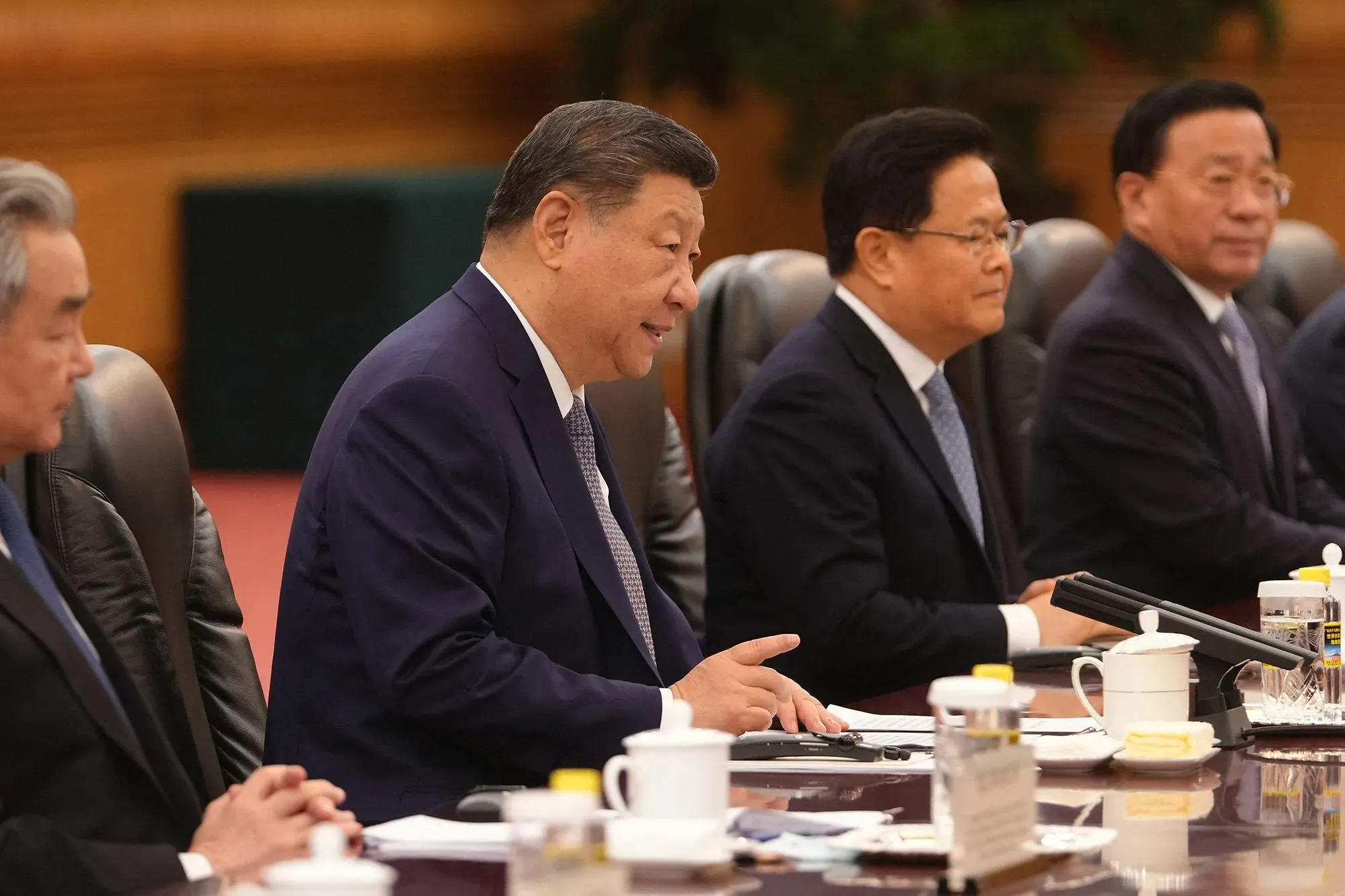 اجتماع رسمي للرئيس الصيني شي جين بينغ مع مسؤولين حكوميين، حيث يناقش قضايا سياسية ودبلوماسية مهمة.