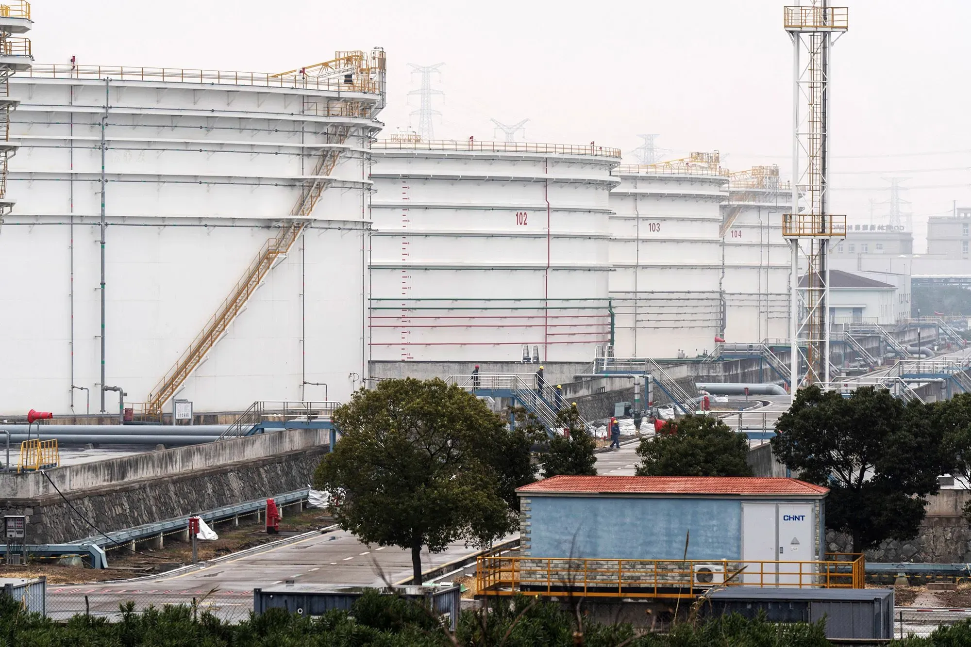 صهاريج ضخمة لتخزين النفط في منشأة صناعية، تعكس العلاقات الاقتصادية بين فنزويلا والصين وتأثيرها على سوق الطاقة.