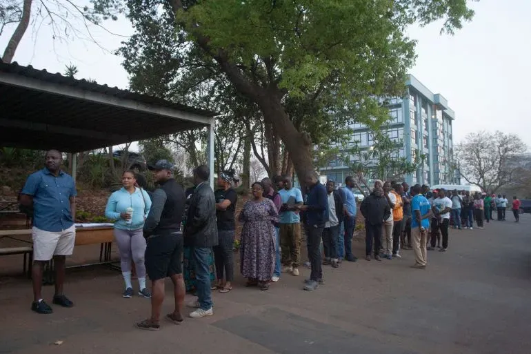 طوابير طويلة من الناخبين في ملاوي ينتظرون للإدلاء بأصواتهم في الانتخابات الرئاسية، وسط أجواء من التوتر والترقب.