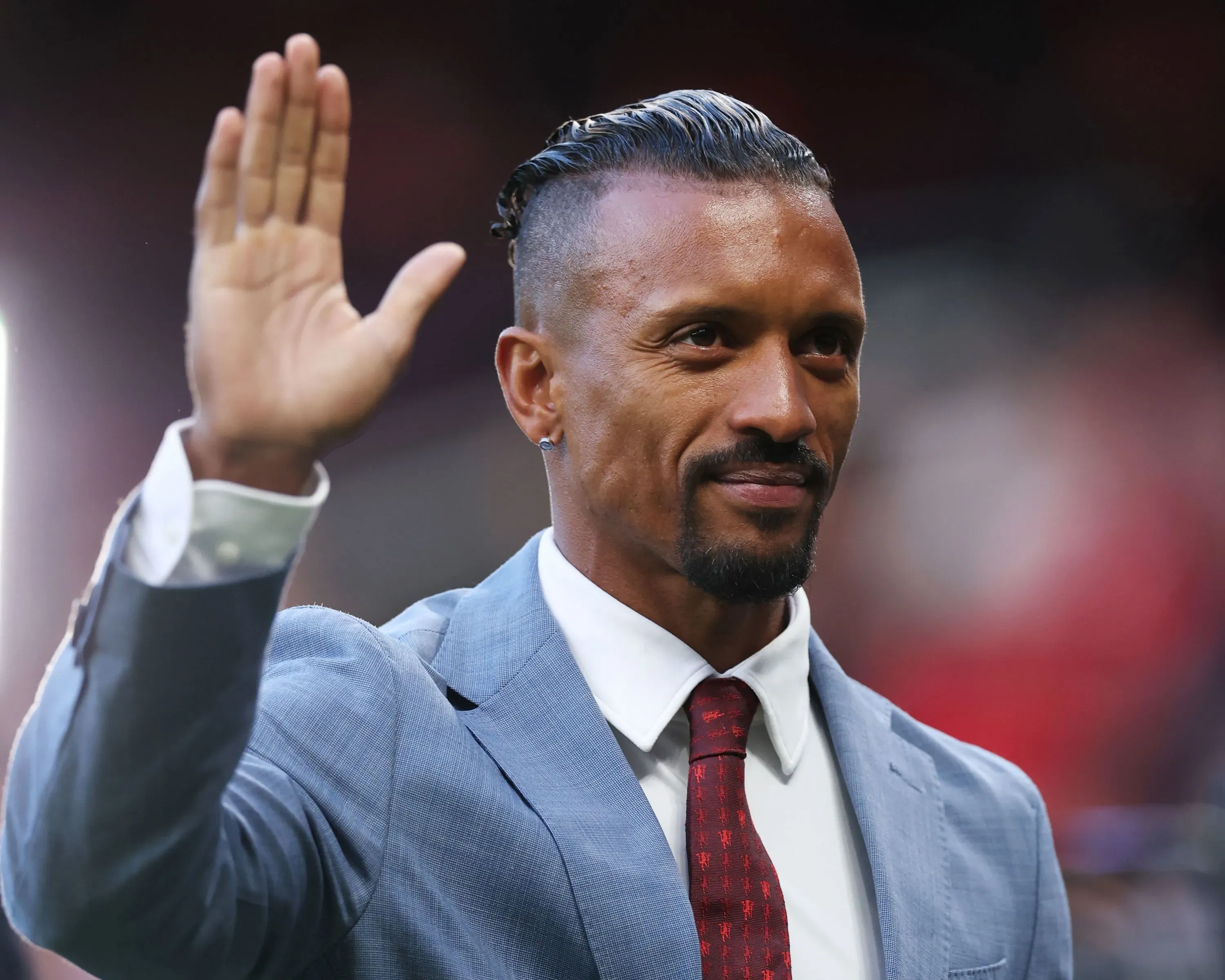 ناني، جناح مانشستر يونايتد السابق، يحيي الجماهير بأسلوب أنيق، معبرًا عن أمله في تحسين أداء الفريق بعد بداية صعبة للموسم.