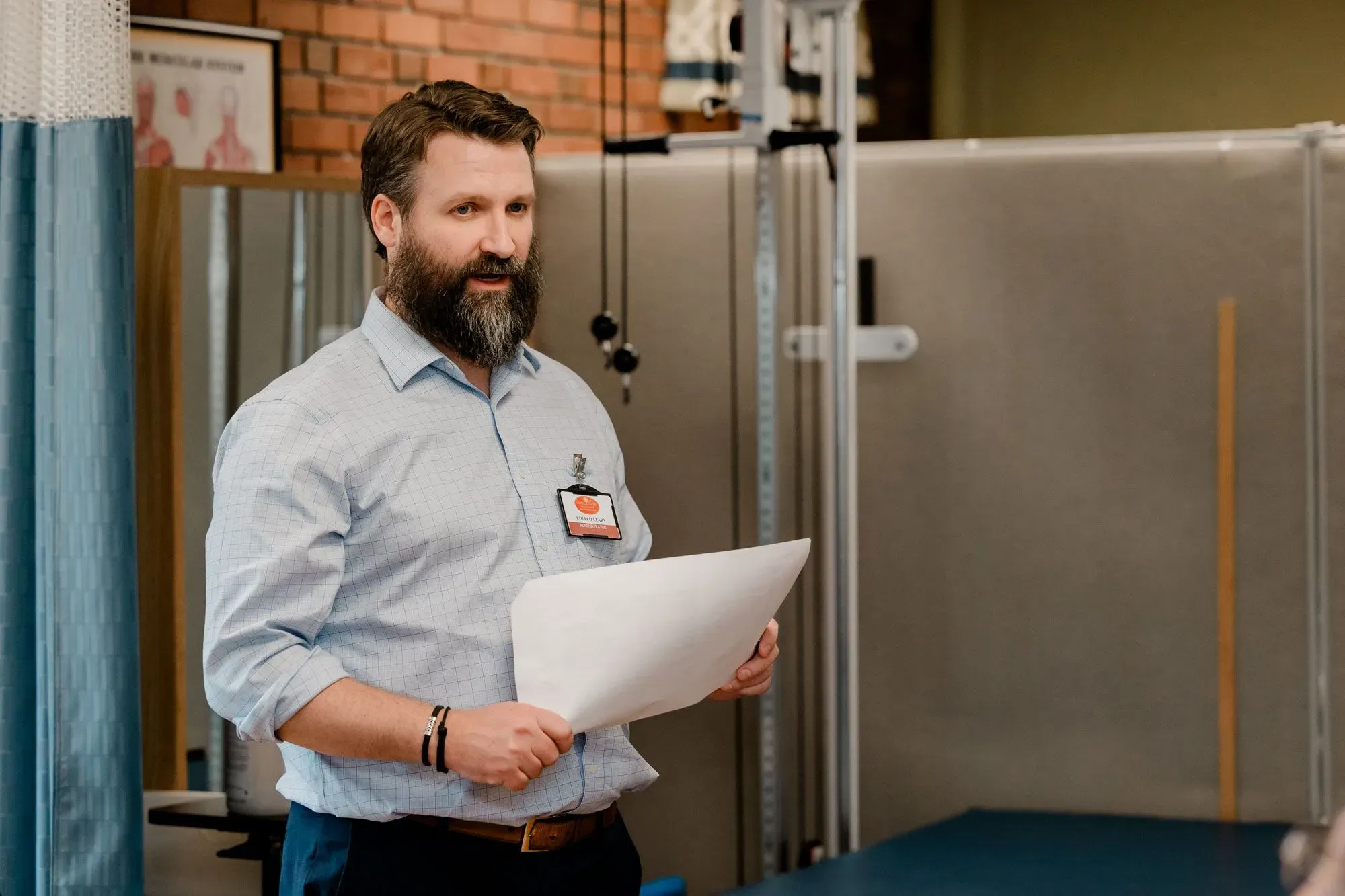 مدير مركز لوريل ريدج لإعادة التأهيل يتحدث أمام موظفيه، معبرًا عن قلقه بشأن فقدان وظائف الهايتيين الحاصلين على وضع الحماية المؤقتة.