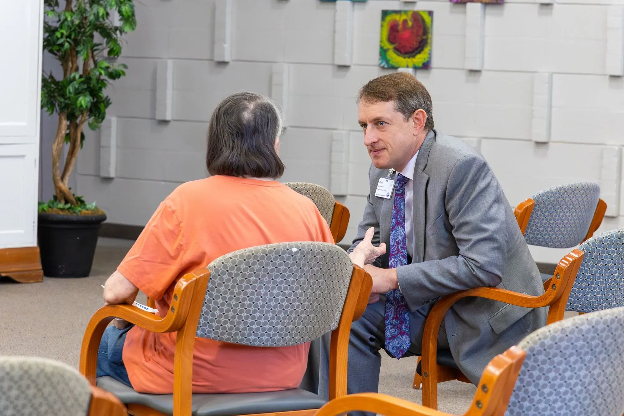 مدير مركز لوريل ريدج يتحدث مع موظف في جلسة دعم، وسط قلق بشأن فقدان وظائف الهايتيين الحاصلين على وضع الحماية المؤقتة.