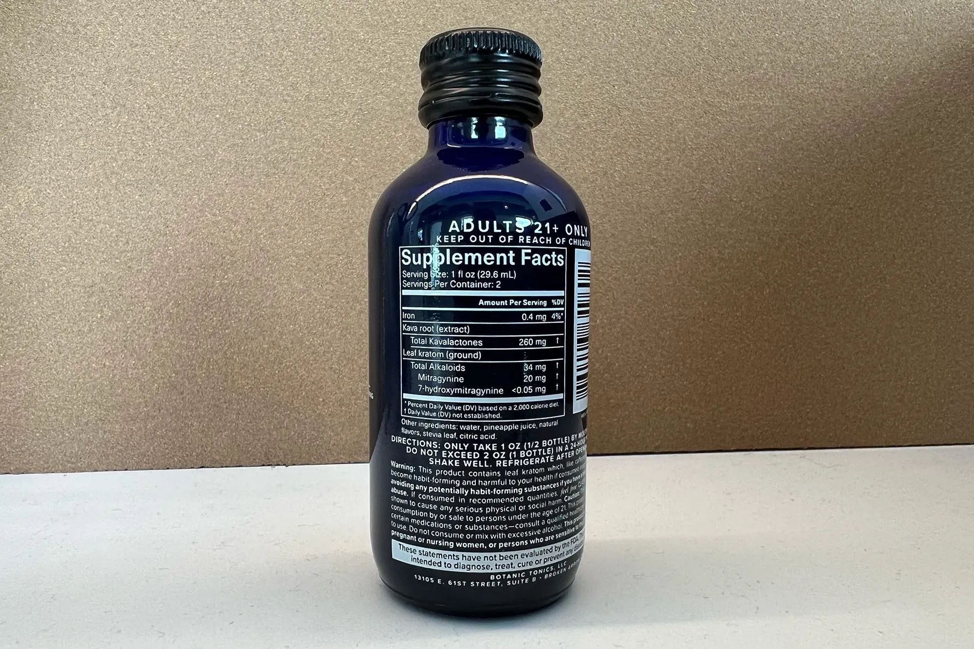 زجاجة مشروب "Feel Free Classic" التي تحتوي على مكونات مثل الكافا والقرطوم، تُظهر معلومات عن الجرعة والتحذيرات المتعلقة بالإفراط في الاستخدام.