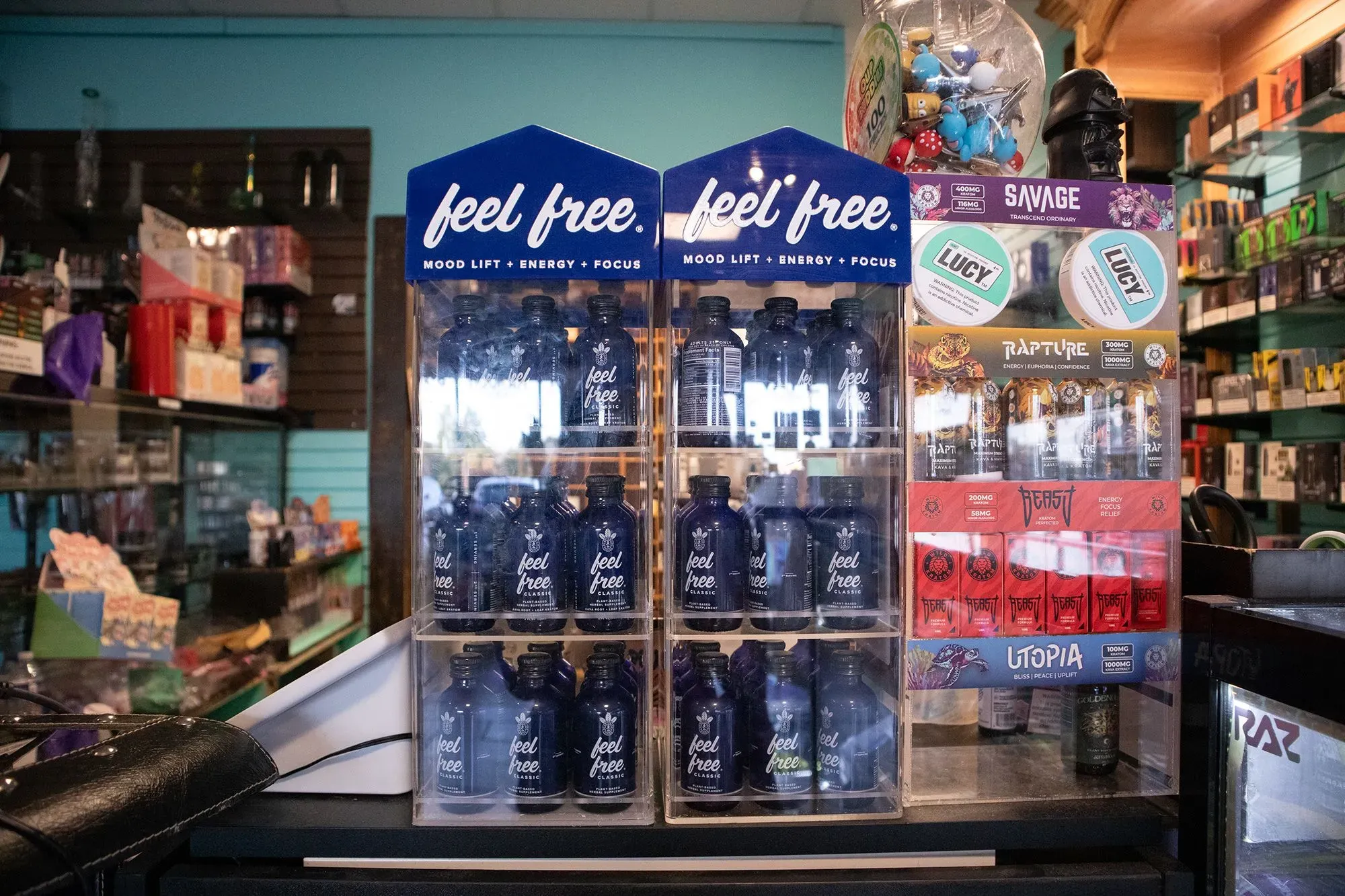 زجاجات مشروب "Feel Free" مرتبة في متجر، حيث يُروج له كبديل صحي يدعم الاسترخاء والتركيز، مع تحذيرات حول مخاطر الإدمان.