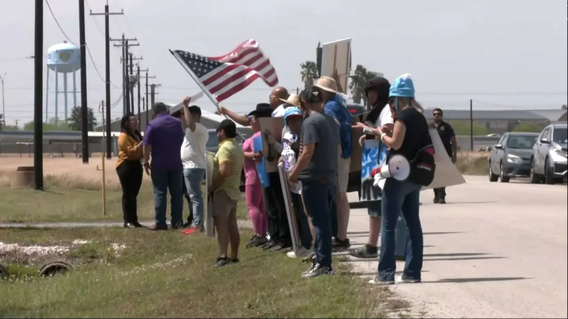 تجمع حشود من المتظاهرين أمام مركز احتجاز في تكساس، حاملين لافتات وأعلام، دعمًا لعائلة غاميز كوييار بعد إطلاق سراحهم.