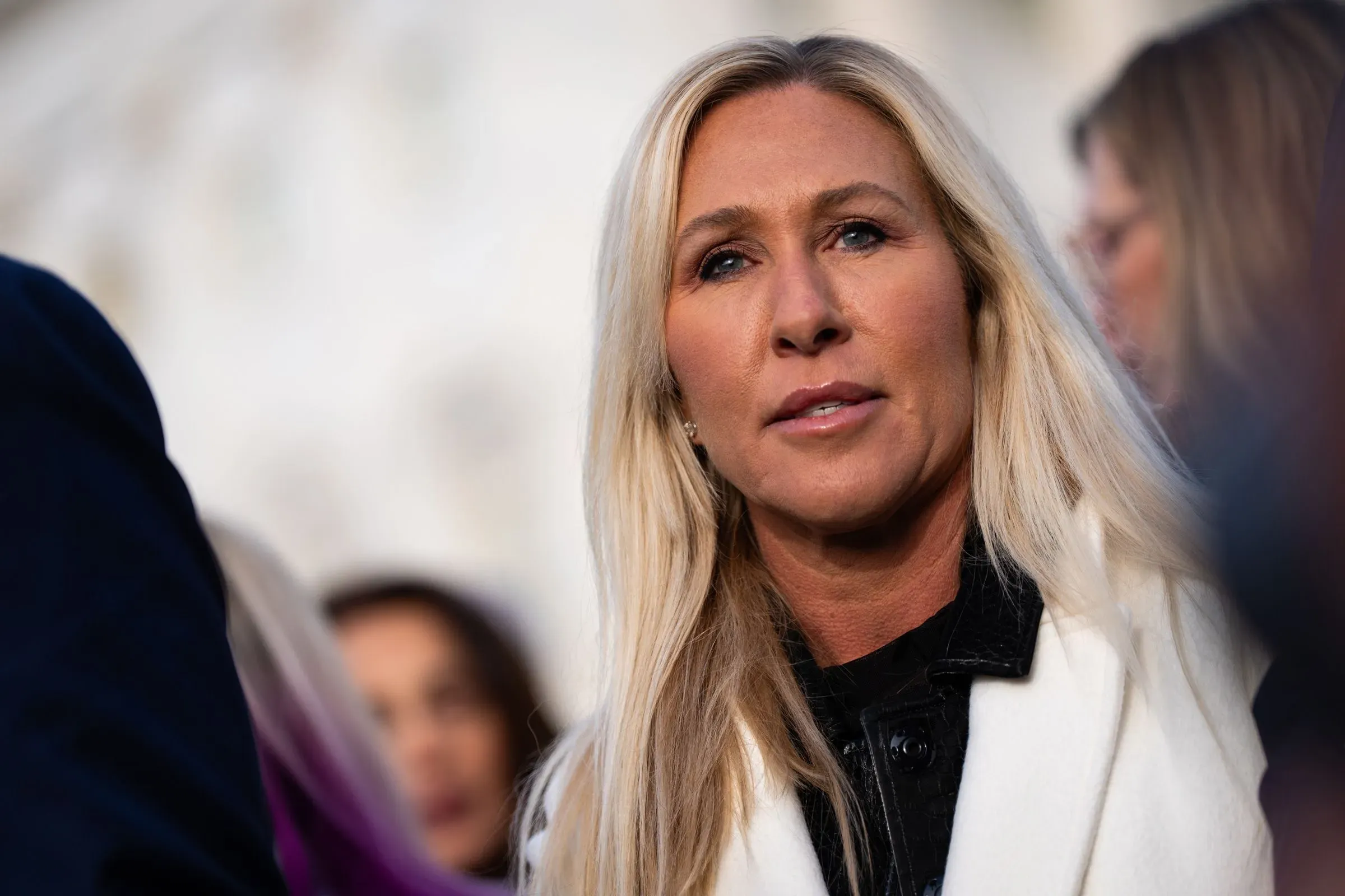 مارجوري تايلور غرين تتحدث بجدية، تعبر عن مشاعرها تجاه السياسة والحزب الجمهوري، في سياق خلافها مع ترامب وتأثيره على مستقبلها السياسي.