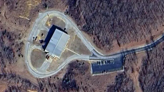 صورة جوية لمصنع أكيوريت إنرجيتيك سيستمز في تينيسي، حيث وقع انفجار مدمر أدى إلى مقتل 16 شخصًا وتدمير المبنى.