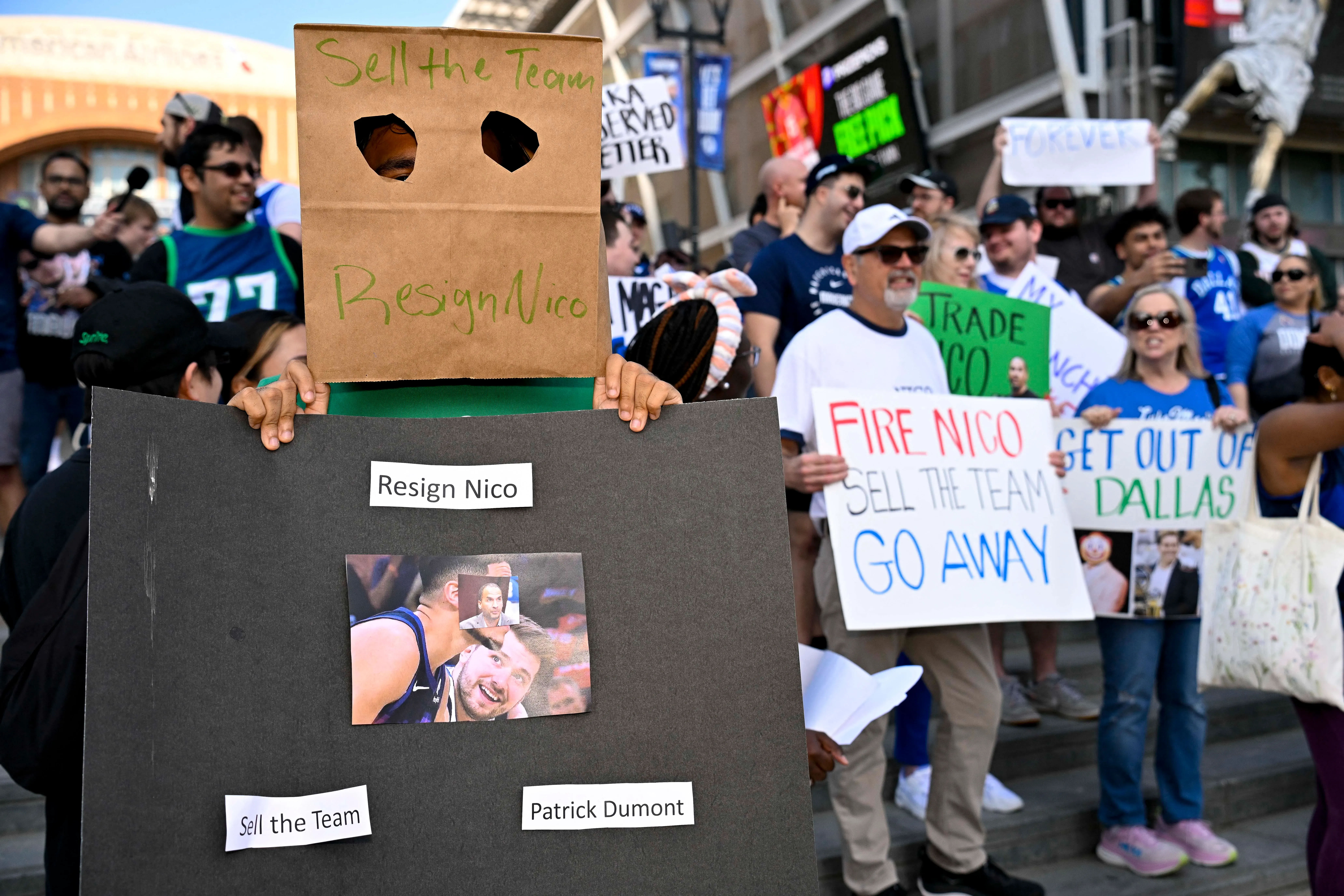 احتجاج مشجعي دالاس مافريكس ضد المدير العام نيكو هاريسون، حيث يحمل أحدهم لافتة مكتوب عليها "استقالة نيكو" و"بيع الفريق".