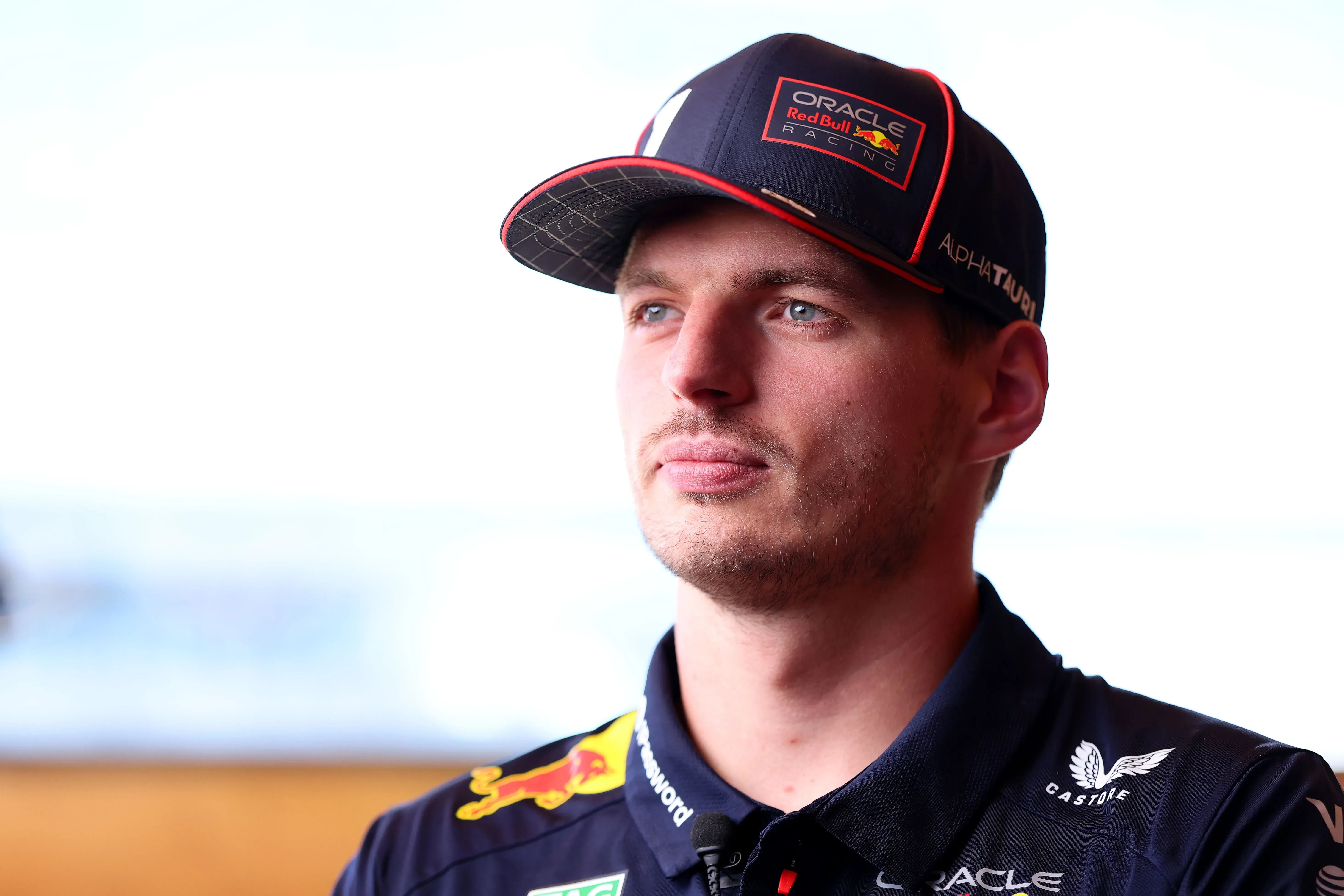 ماكس فيرشتابن، سائق ريد بُل، يؤكد استمراره مع الفريق لموسم 2026، منهياً الشائعات حول مستقبله في الفورمولا 1.