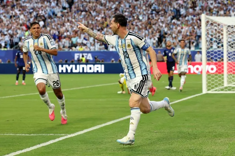 ليونيل ميسي يحتفل بهدفه الحاسم ضد كيب فيردي في مباراة كأس العالم التي انتهت 3-2 بعد وقت إضافي.