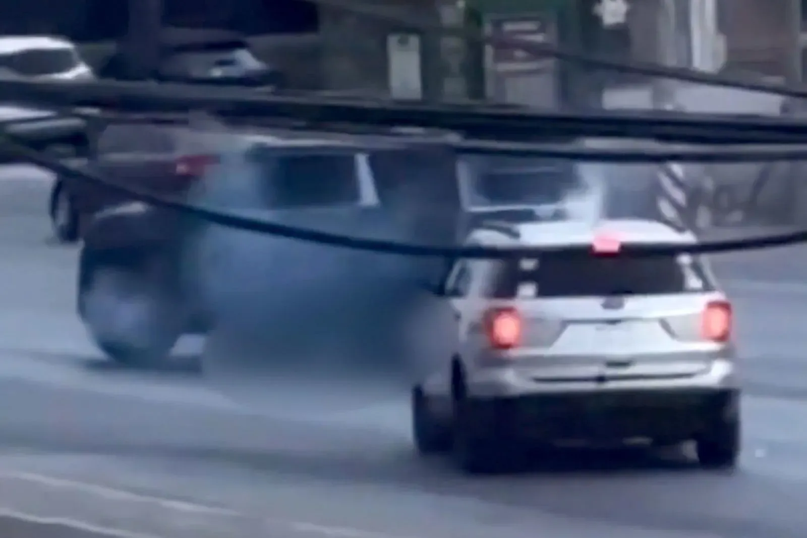 سيارة بيضاء تطلق النار على المدعي العام إرنستو كويتلاخواك فاسكيز رينا في رينوسا، تاماوليباس، بعد اشتعال سيارته.