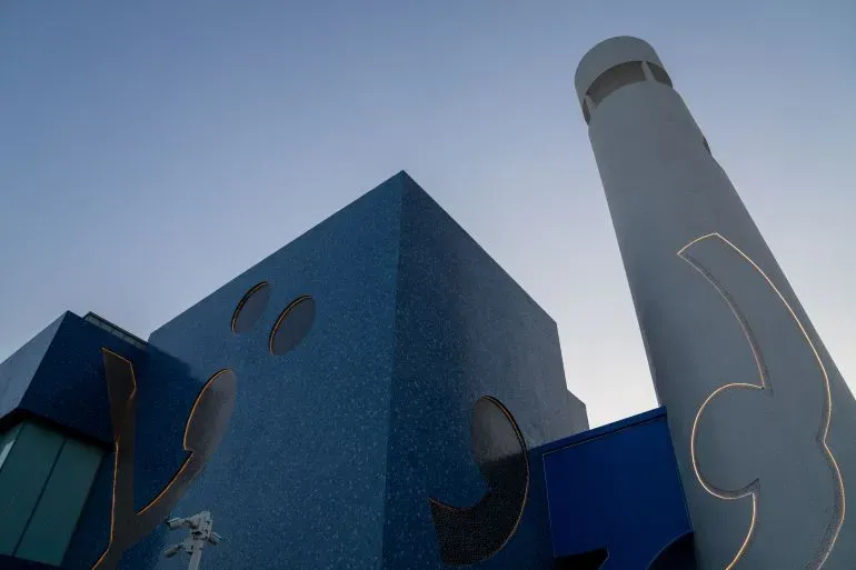 متحف "لوح وقلم" في الدوحة، يعرض أعمال الفنان مقبول فدا حسين، ويجمع بين الفن الحديث والتراث الثقافي العربي.