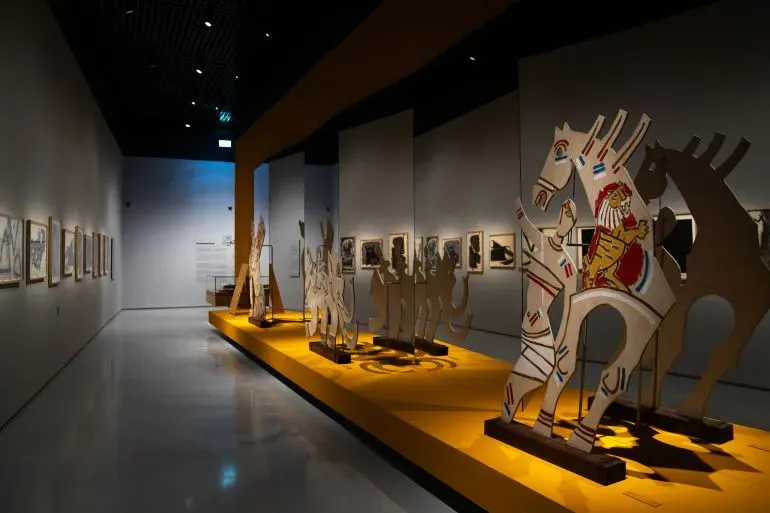 معرض "لوح وقلم" في الدوحة، يظهر أعمال مقبول فدا حسين، مع لوحات تمثل الحضارة العربية، وأعمال فنية متعددة الوسائط.