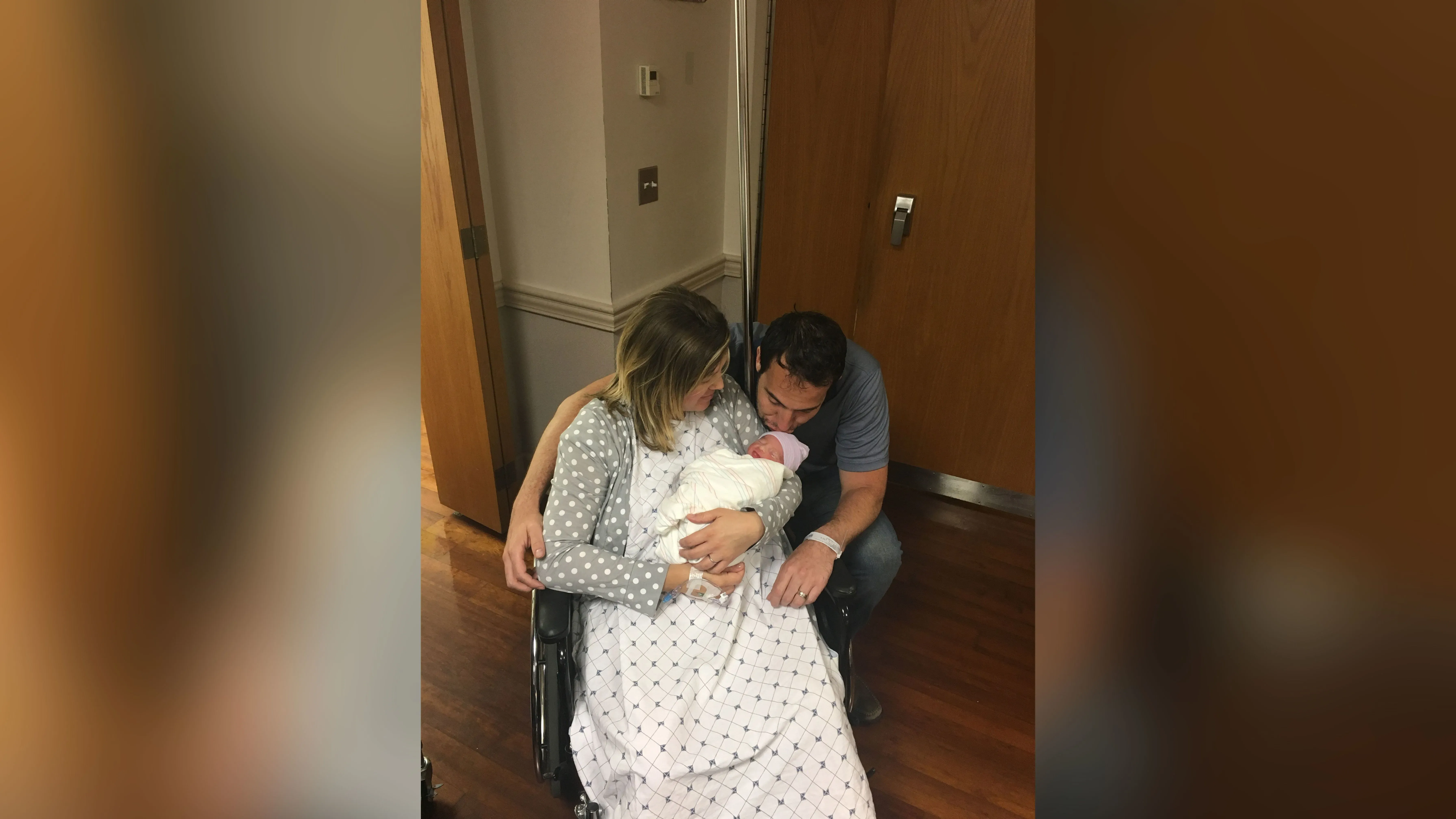 عائلة عسكرية تحتفل بمولود جديد في المستشفى، تعبيرات الفرح والامتنان واضحة على وجوههم، مع التركيز على الرابطة الأسرية.