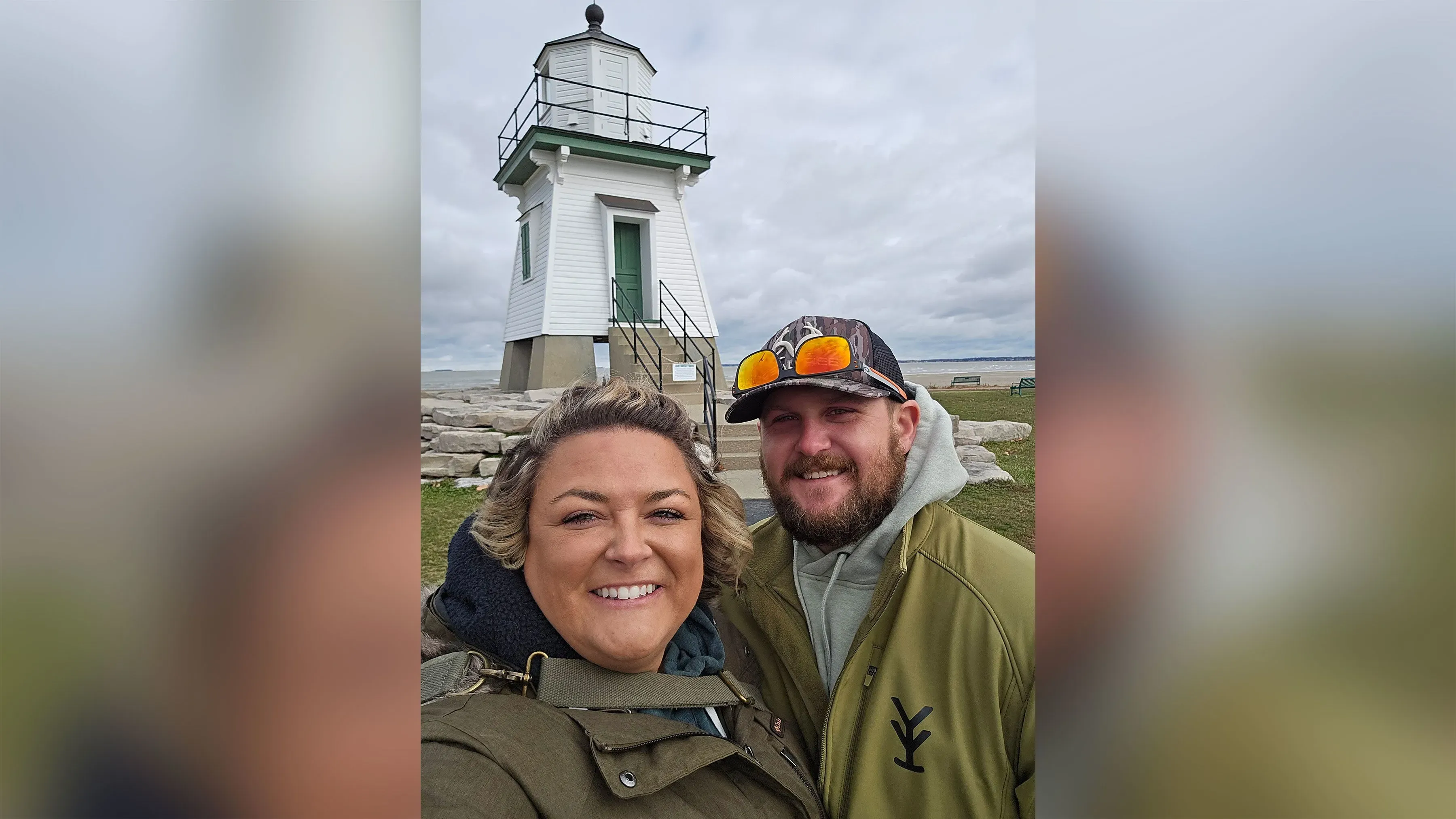 زوجان يقفان أمام منارة، يعكسان لحظة من السعادة في ظل تحديات الإنجاب للعائلات العسكرية.