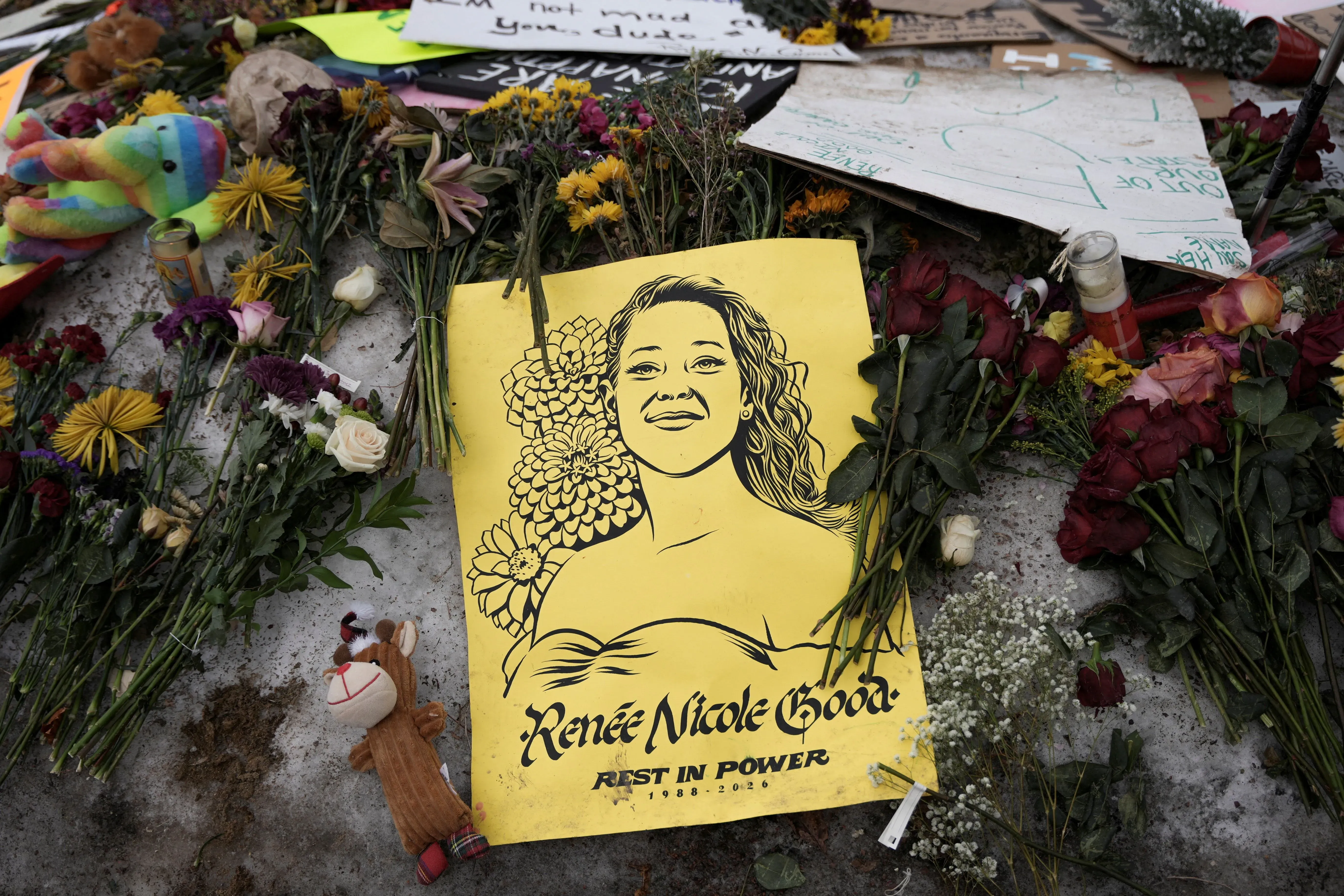 تظهر الصورة لافتة تحمل صورة رينيه جود محاطة بالزهور والشموع، تعبيرًا عن الحزن والاحتجاج على مقتلها في مينيابوليس.