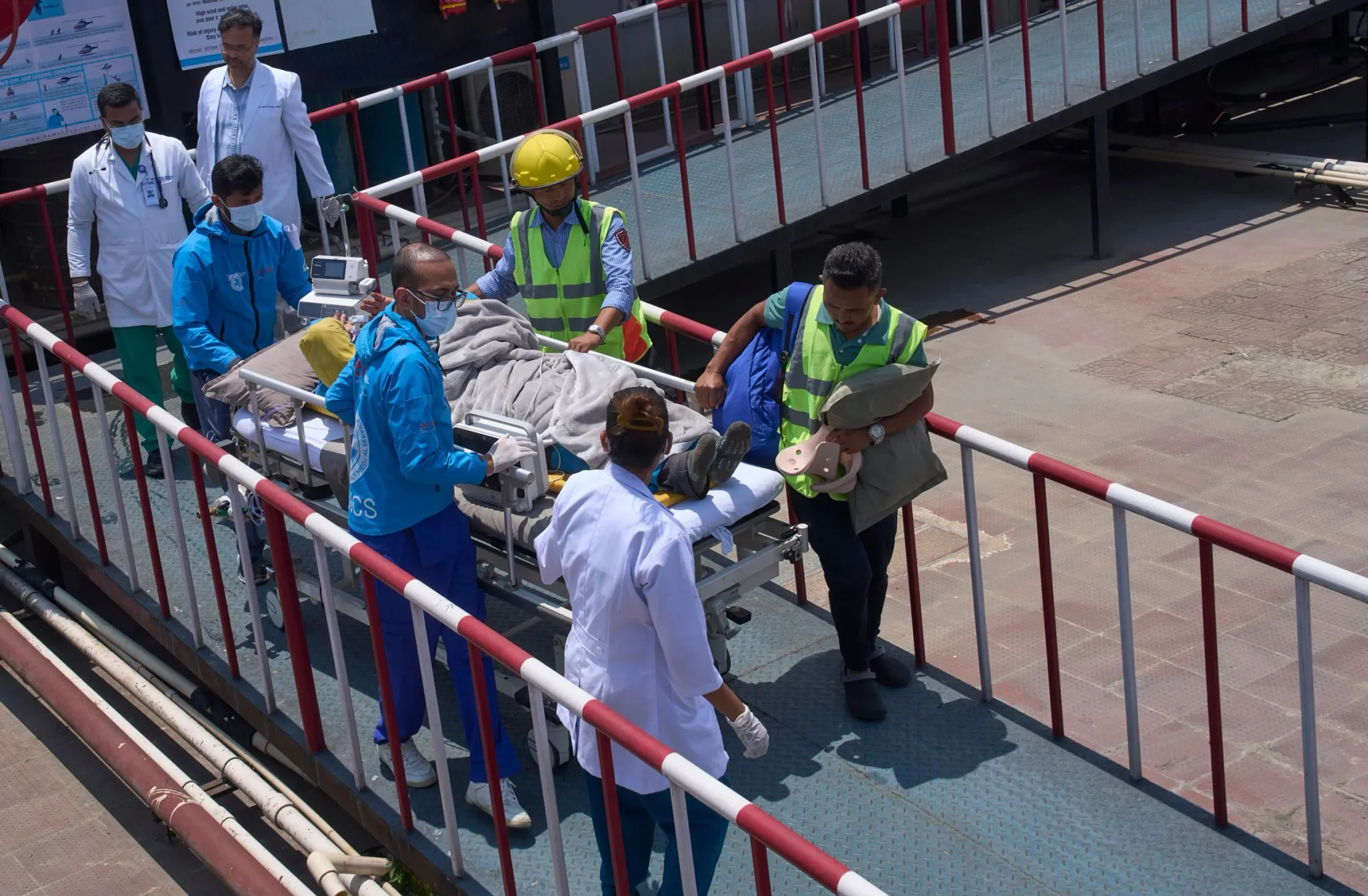 إنقاذ هيلاري داوا شيربا، مرشد جبلي، حيث يُنقل على نقالة إلى مستشفى في كاتماندو بعد قضاء ستة أيام في ظروف قاسية على جبل إيفرست.