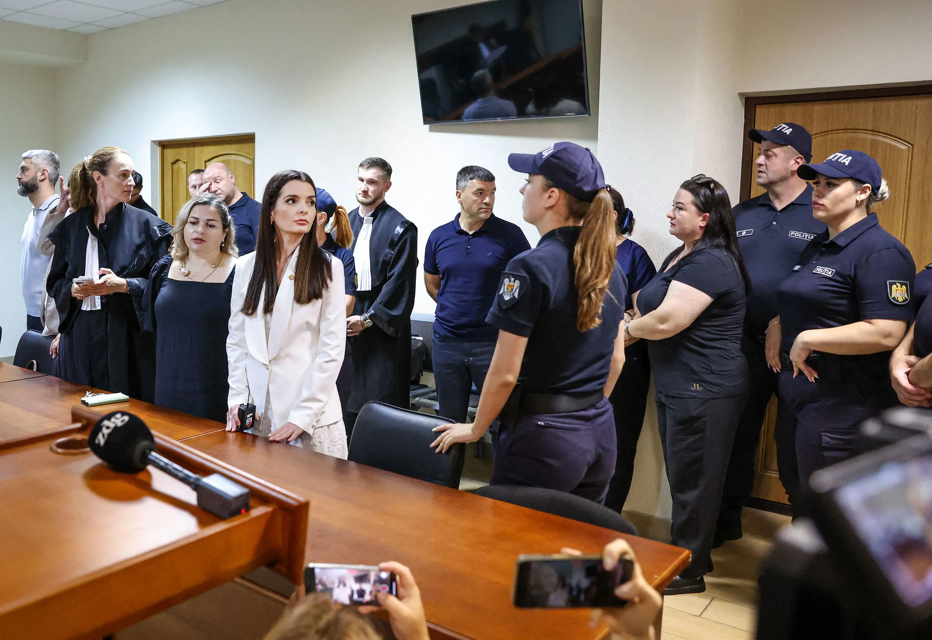 محكمة في مولدوفا تشهد إيفجينيا غوتول، سياسية موالية للكرملين، وسط محامين وشرطة، بعد حكم بالسجن سبع سنوات بتهمة التمويل غير القانوني.