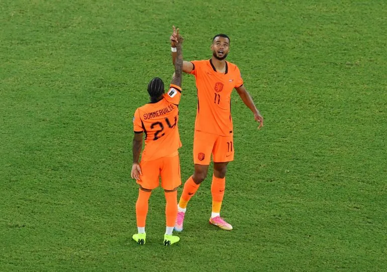 لاعبا منتخب هولندا يحتفلان بعد تسجيل هدف في مباراة كأس العالم ضد المغرب في مونتيري.