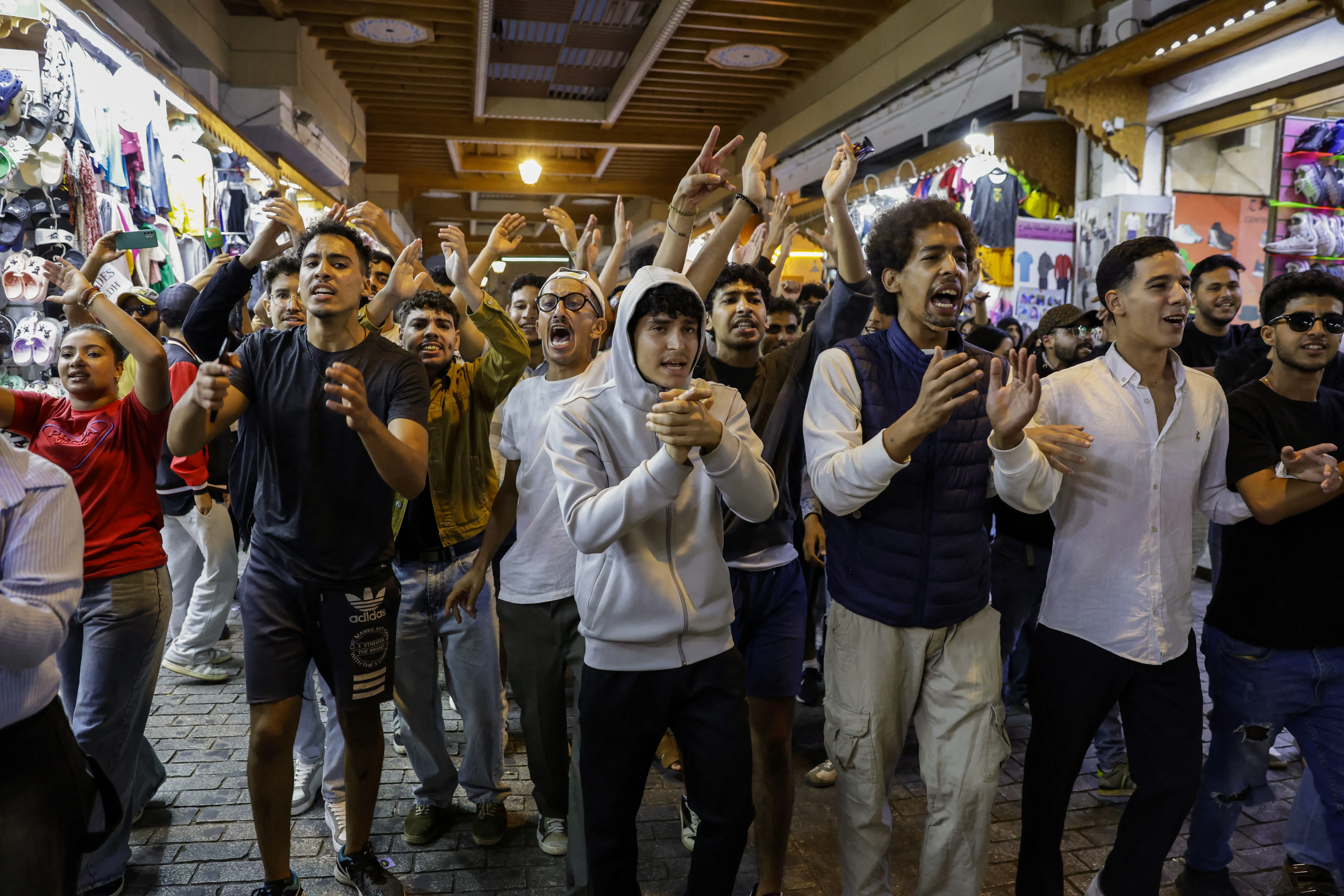 محتجون مغاربة في الشارع يرفعون أصواتهم خلال مظاهرة ضد الحكومة، معبرين عن مطالبهم بتحسين الخدمات الاجتماعية.