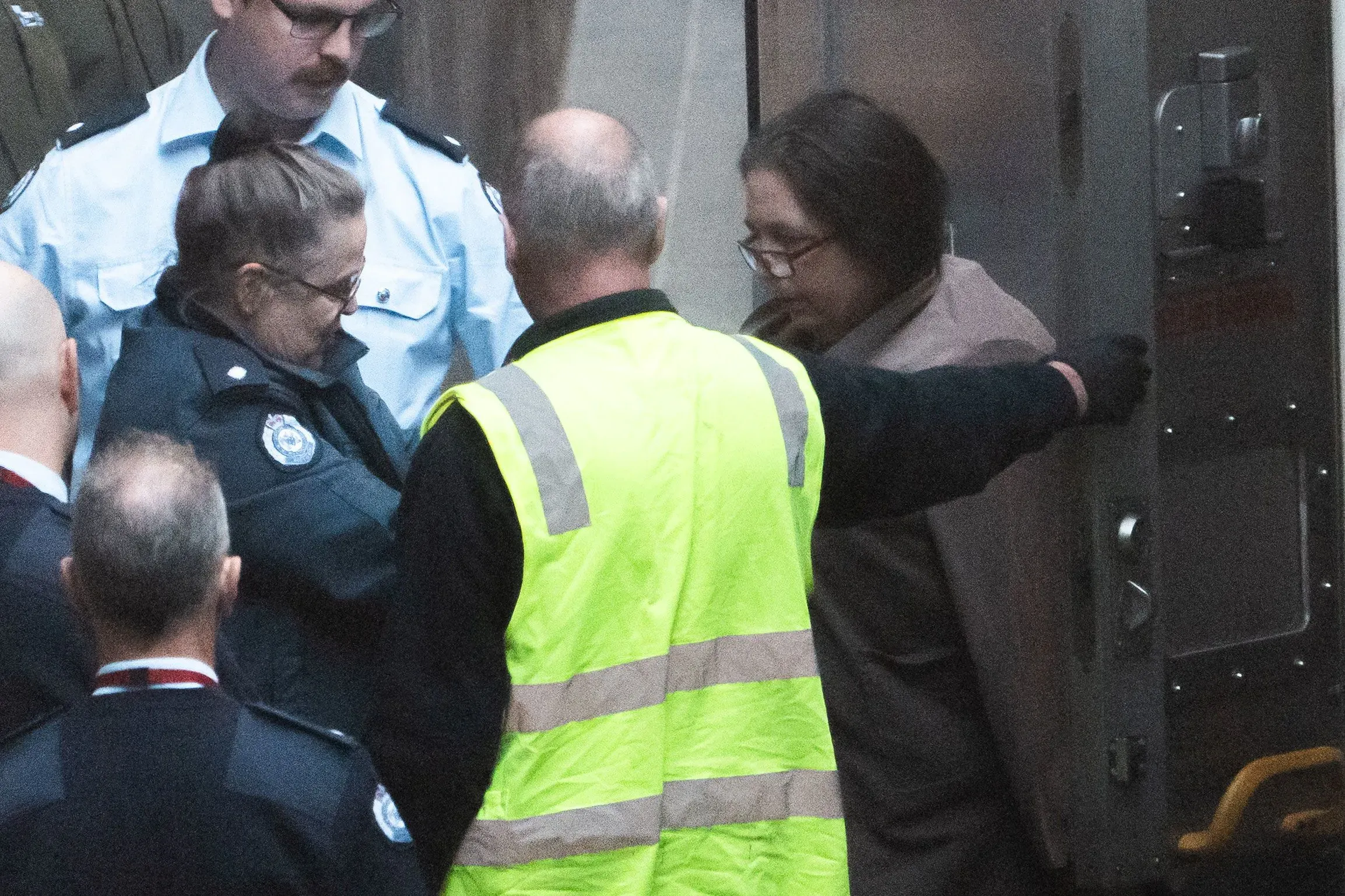 إيرين باترسون تُقاد من المحكمة بعد الحكم عليها بالسجن مدى الحياة بتهمة قتل ثلاثة أشخاص باستخدام فطر سام في وجبة غداء.