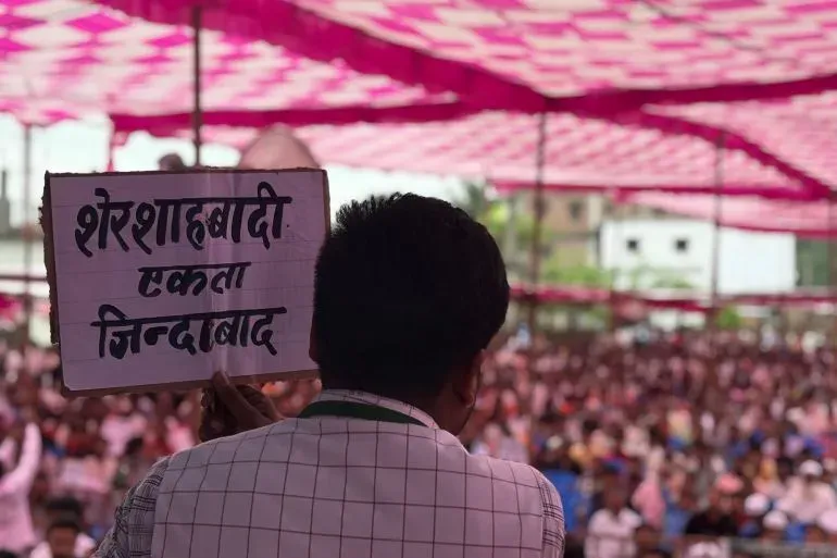 رجل يحمل لافتة مكتوب عليها "شيرشاهبادي" في تجمع حاشد في كيشانغانج، حيث يتحدث عن قضايا المسلمين في بيهار.