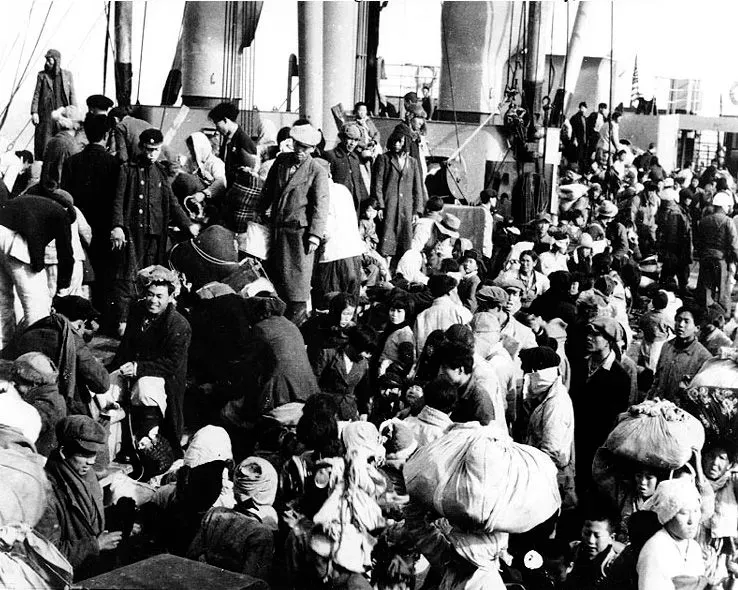 مئات اللاجئين الكوريين يتجمعون في عنبر شحن على متن السفينة SS Meredith Victory، خلال عملية إجلاء جماعية في عام 1950.