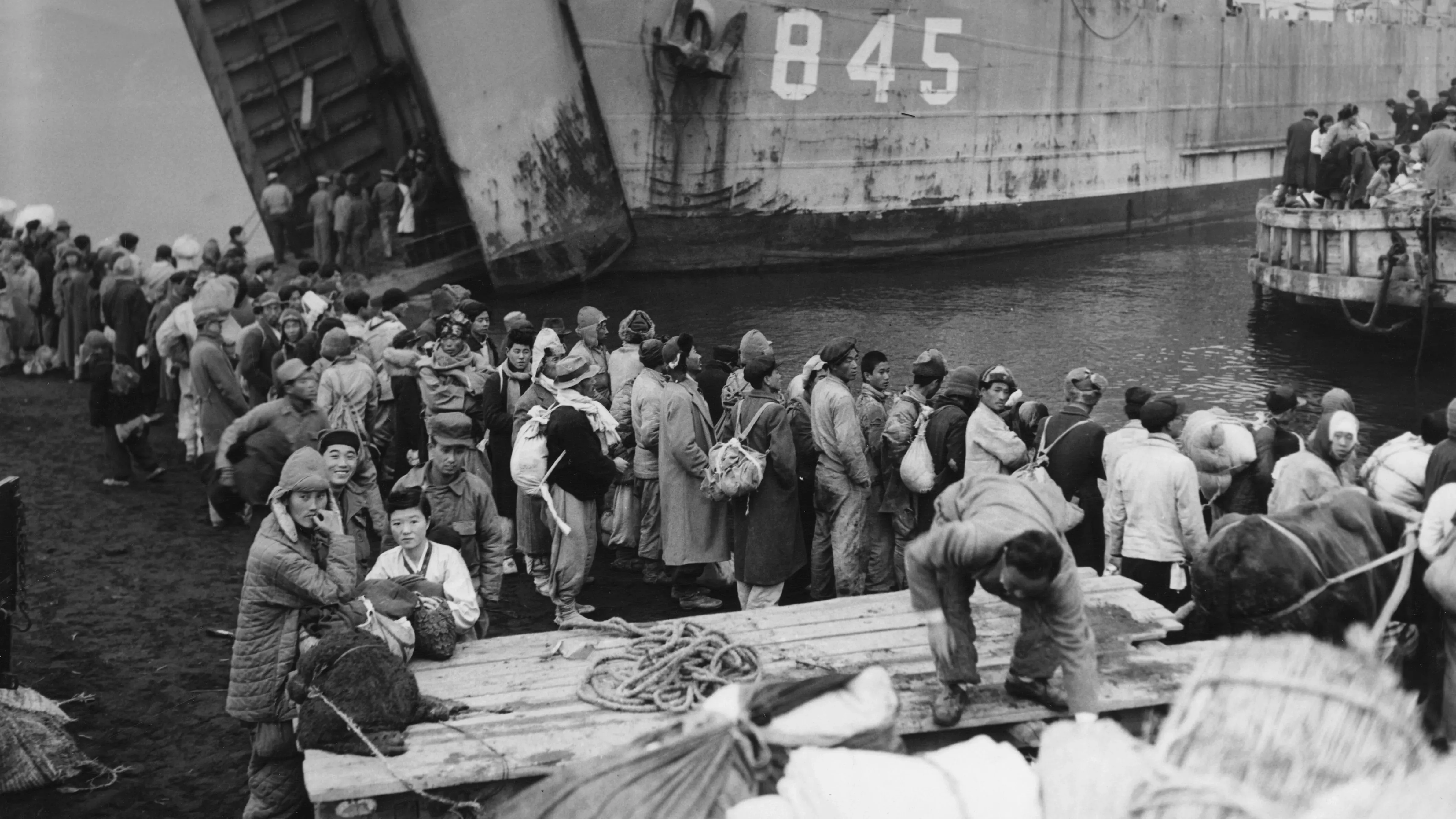 مشهد تاريخي للاجئين كوريين شماليين يتجمعون بالقرب من سفينة شحن، في انتظار الإجلاء خلال الحرب الكورية.