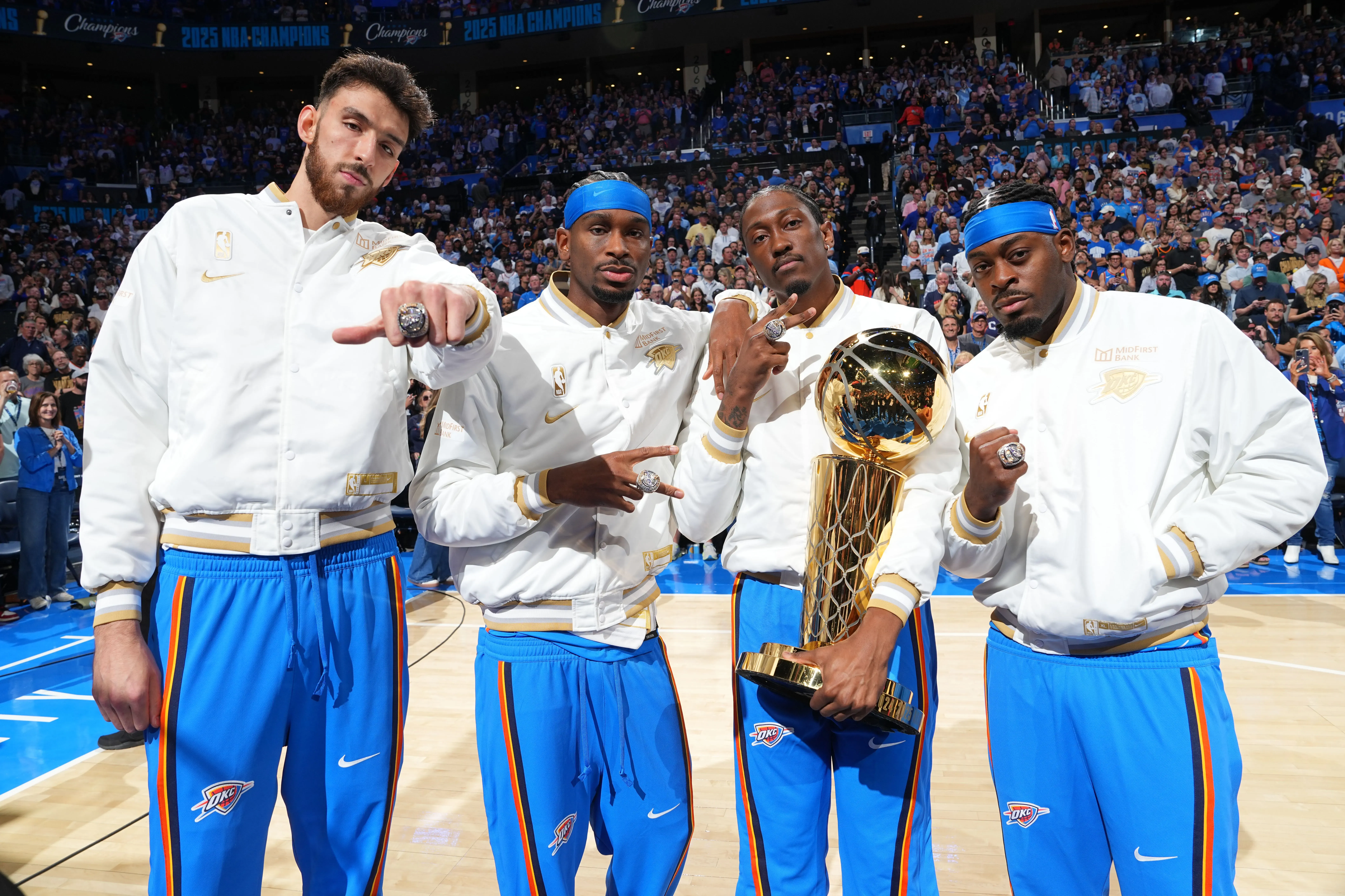فريق أوكلاهوما سيتي ثاندر يحتفل بفوزه باللقب، حيث يستعرض اللاعبون خواتم البطولة مع الكأس في أجواء حماسية بمركز بايكوم.