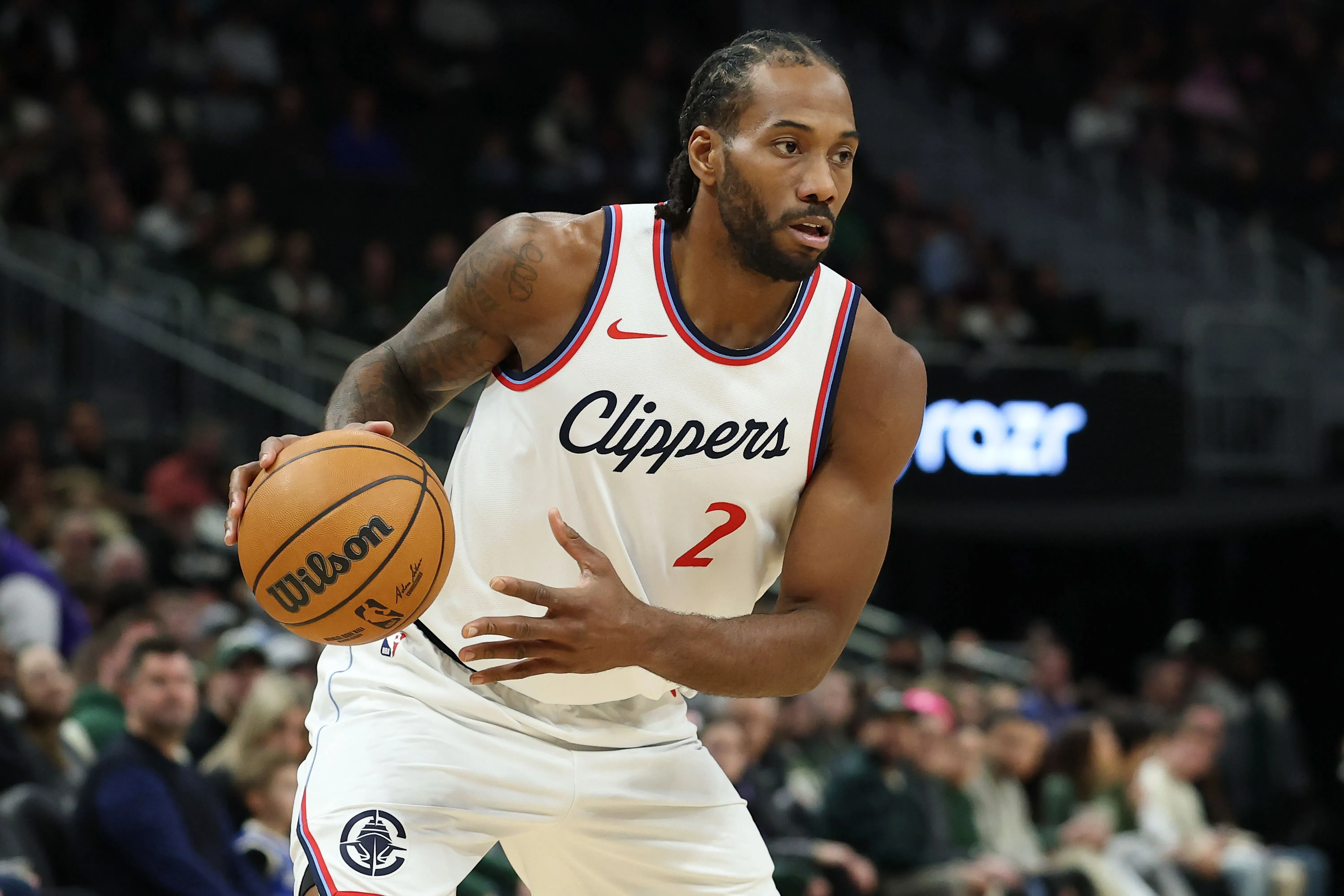 كاويه ليونارد، لاعب فريق لوس أنجلوس كليبرز، يحمل كرة سلة أثناء مباراة، في سياق التحقيقات حول صفقة مشبوهة.