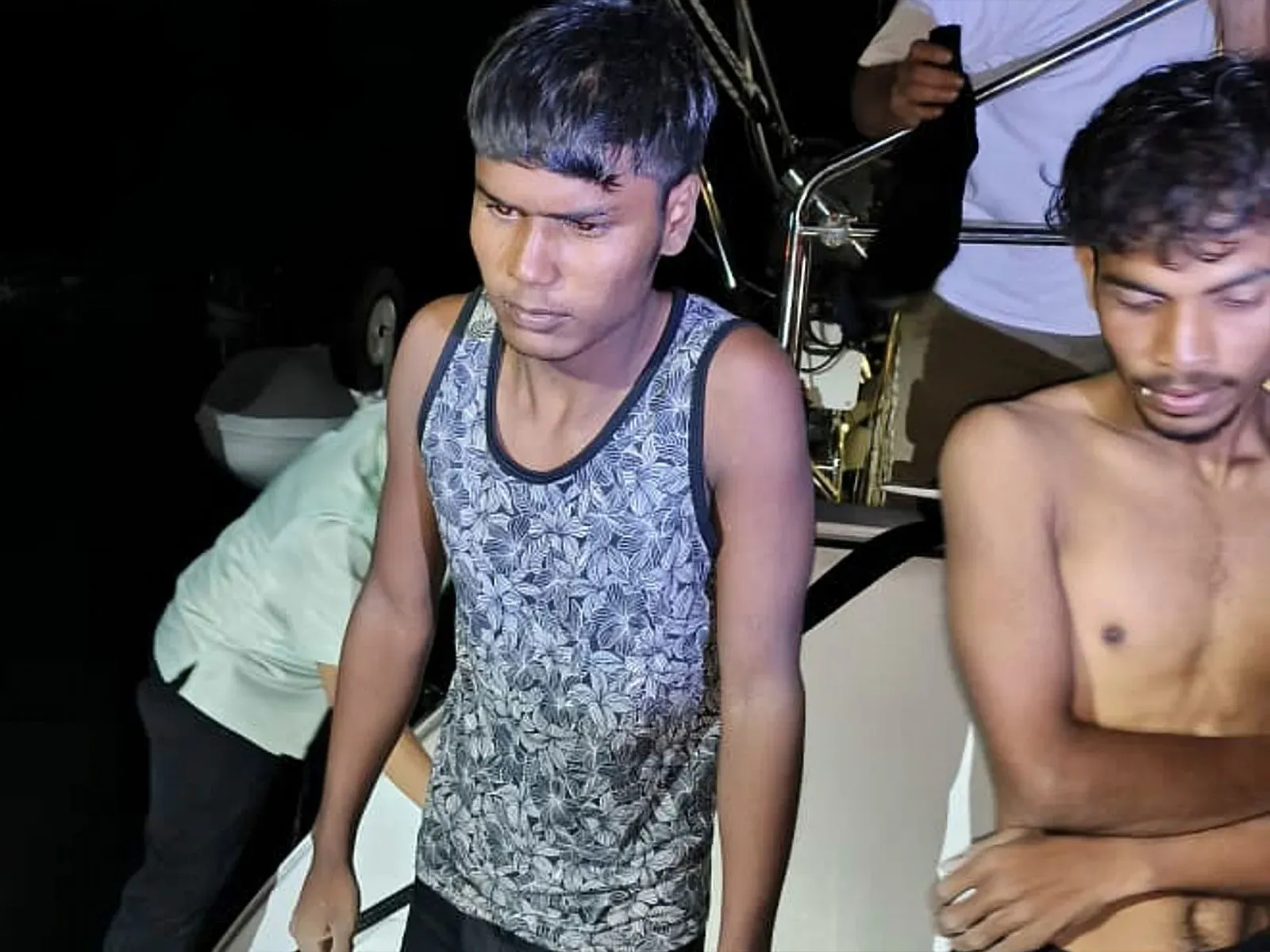 ناجون من غرق قارب يحمل أفرادًا من الروهينجا، يظهرون في حالة من القلق بعد إنقاذهم بالقرب من الحدود التايلاندية الماليزية.