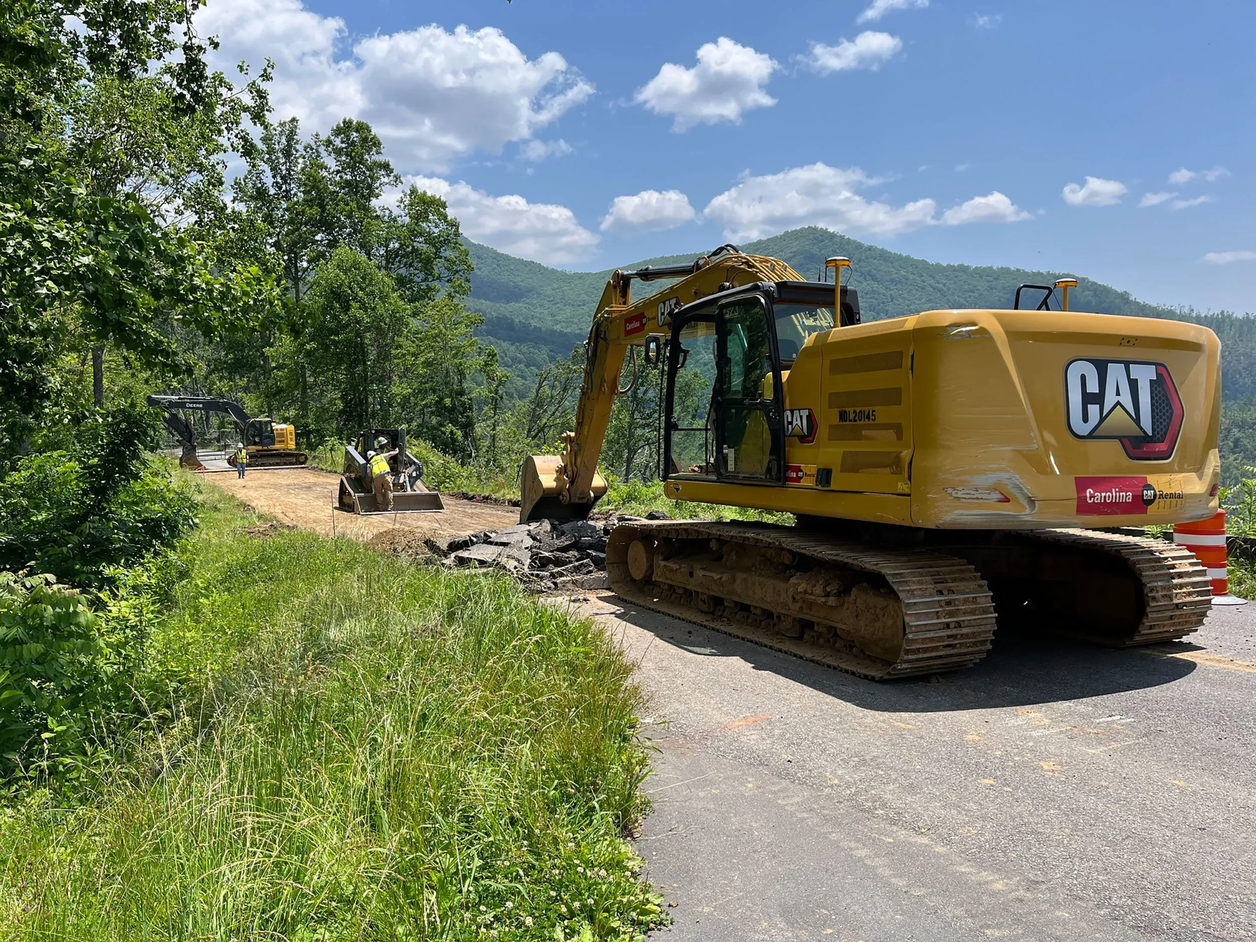 استئناف أعمال إعادة بناء طريق بلو ريدج باركواي في كارولينا الشمالية، مع وجود آلات ثقيلة تعمل على إصلاح الأضرار الناتجة عن إعصار هيلين.