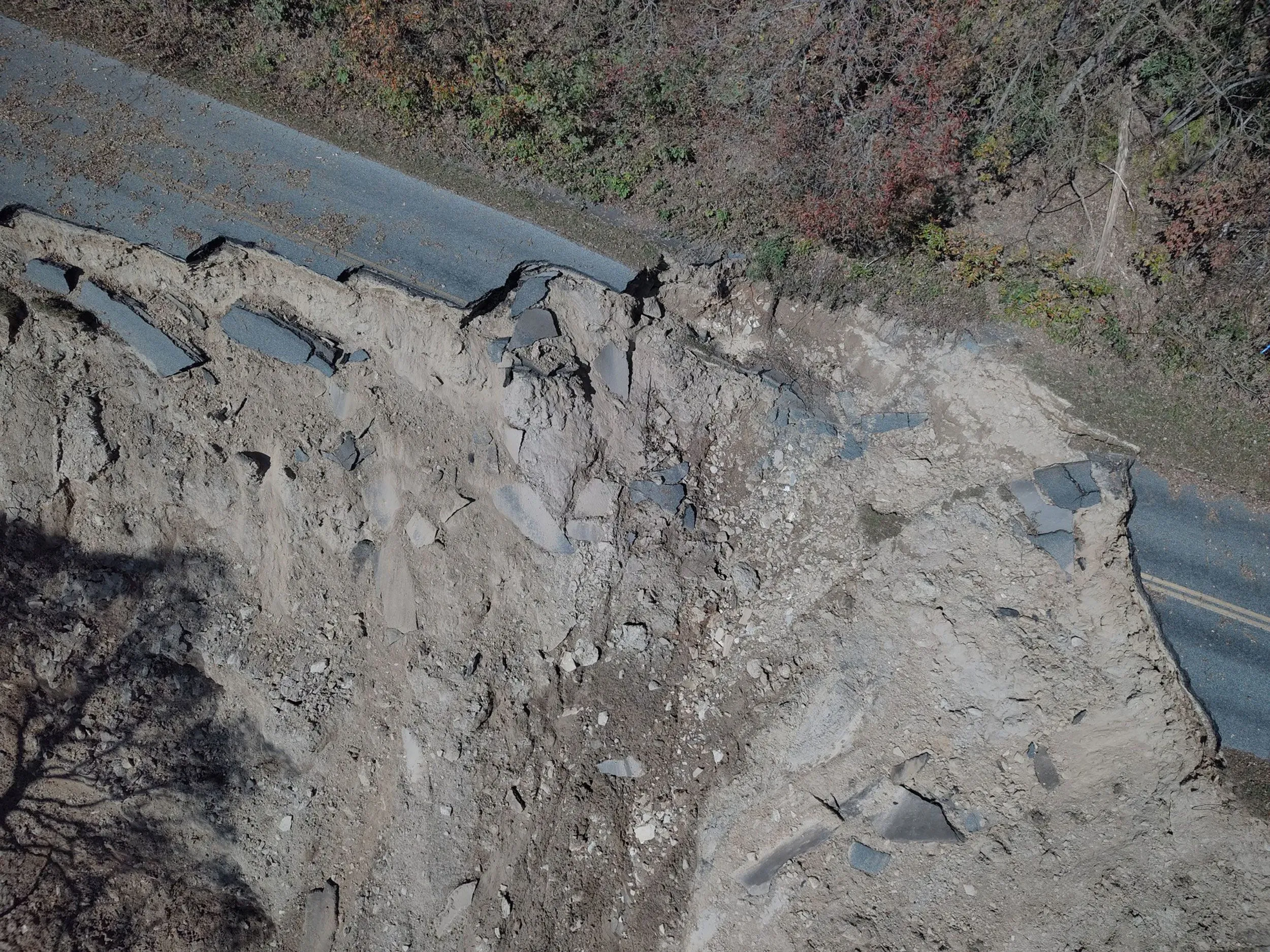 انهيار أرضي كبير على جانب طريق بلو ريدج باركواي في كارولينا الشمالية، يظهر الأضرار التي خلفها إعصار هيلين.