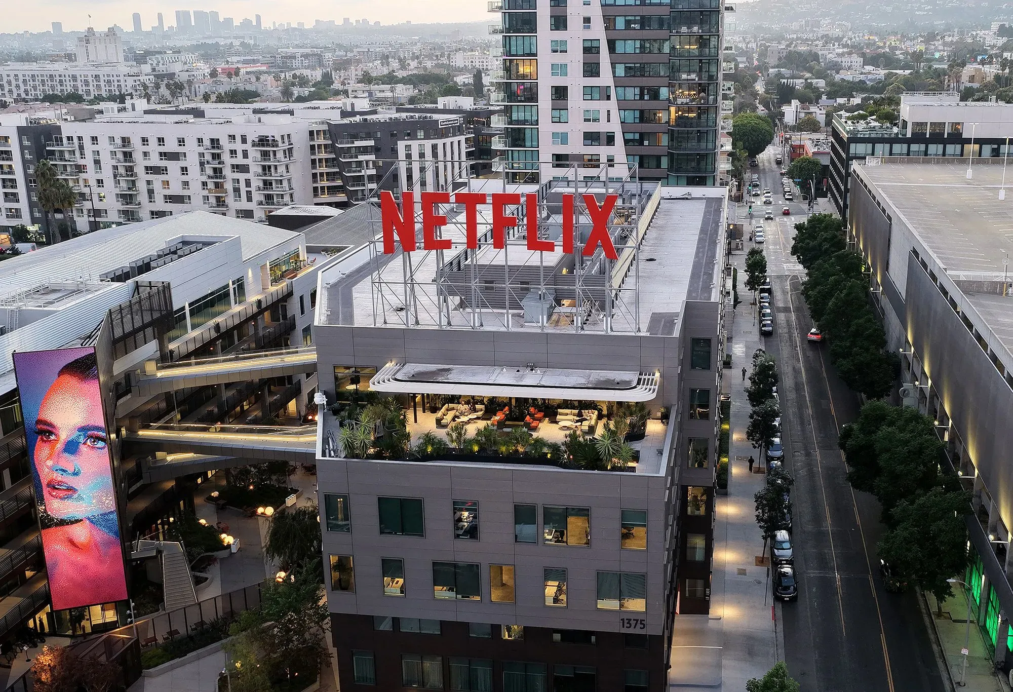 مبنى نتفليكس في لوس أنجلوس مع شعار الشركة البارز، يسلط الضوء على تأثيرها المتزايد في صناعة الترفيه.