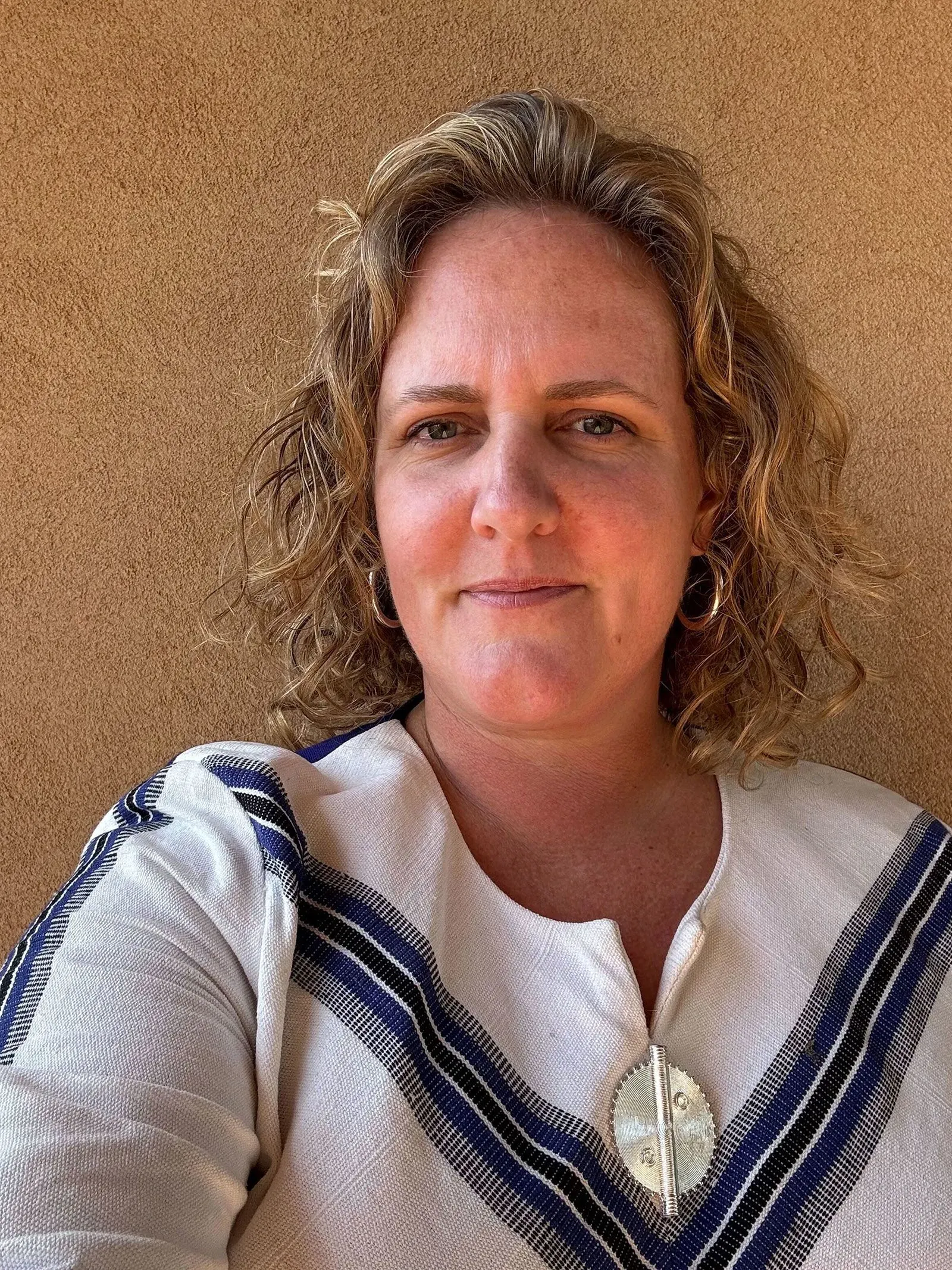 صورة لآشلي غارلي، المتعاقدة السابقة في الوكالة الأمريكية للتنمية الدولية، حيث تعبر عن مشاعرها بعد فقدان وظيفتها بسبب تقليص القوى العاملة الفيدرالية.