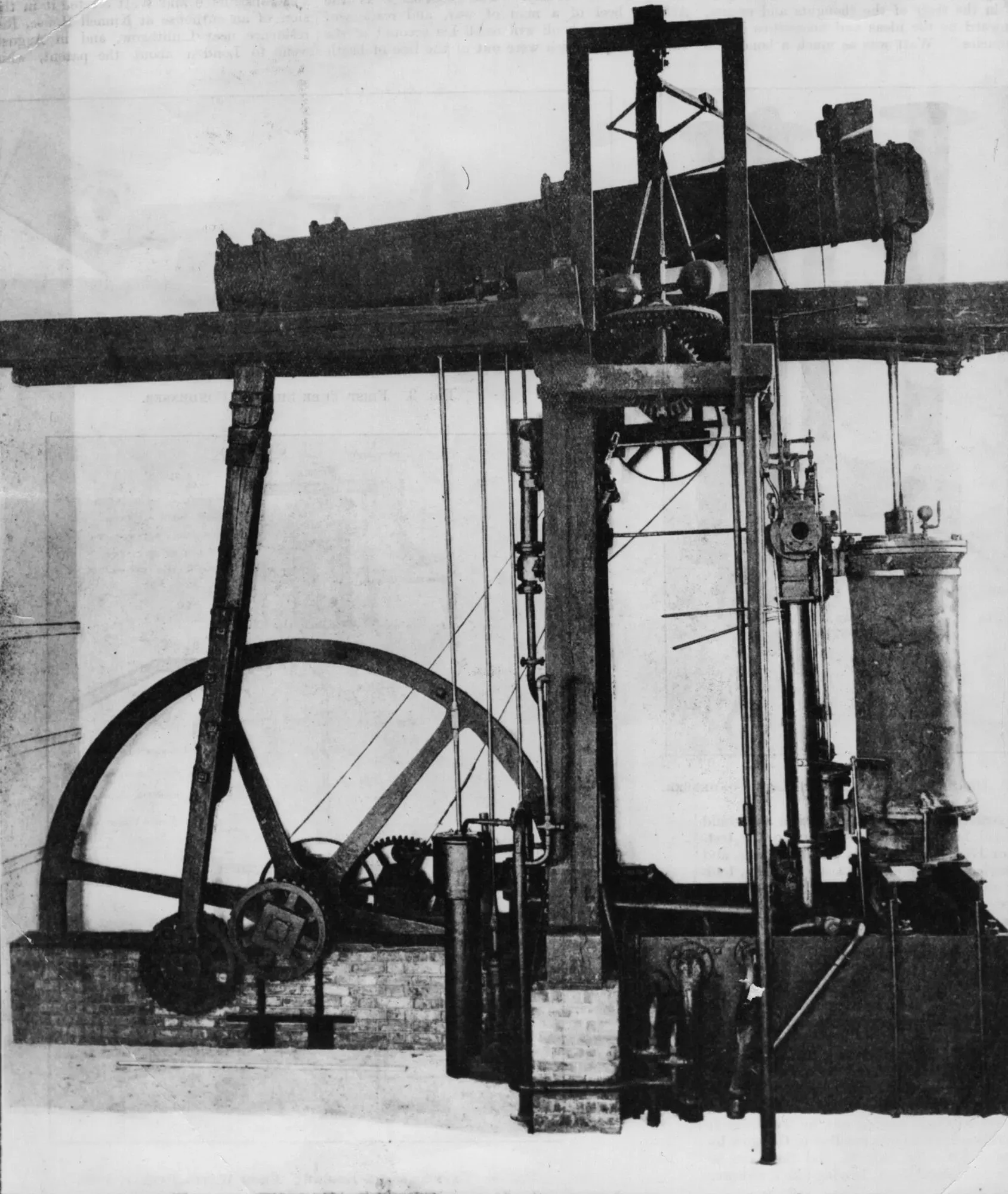 محرك بخاري يعود للثورة الصناعية، يظهر تفاصيله المعقدة ودوره في زيادة التلوث بعد الحرب العالمية الثانية.