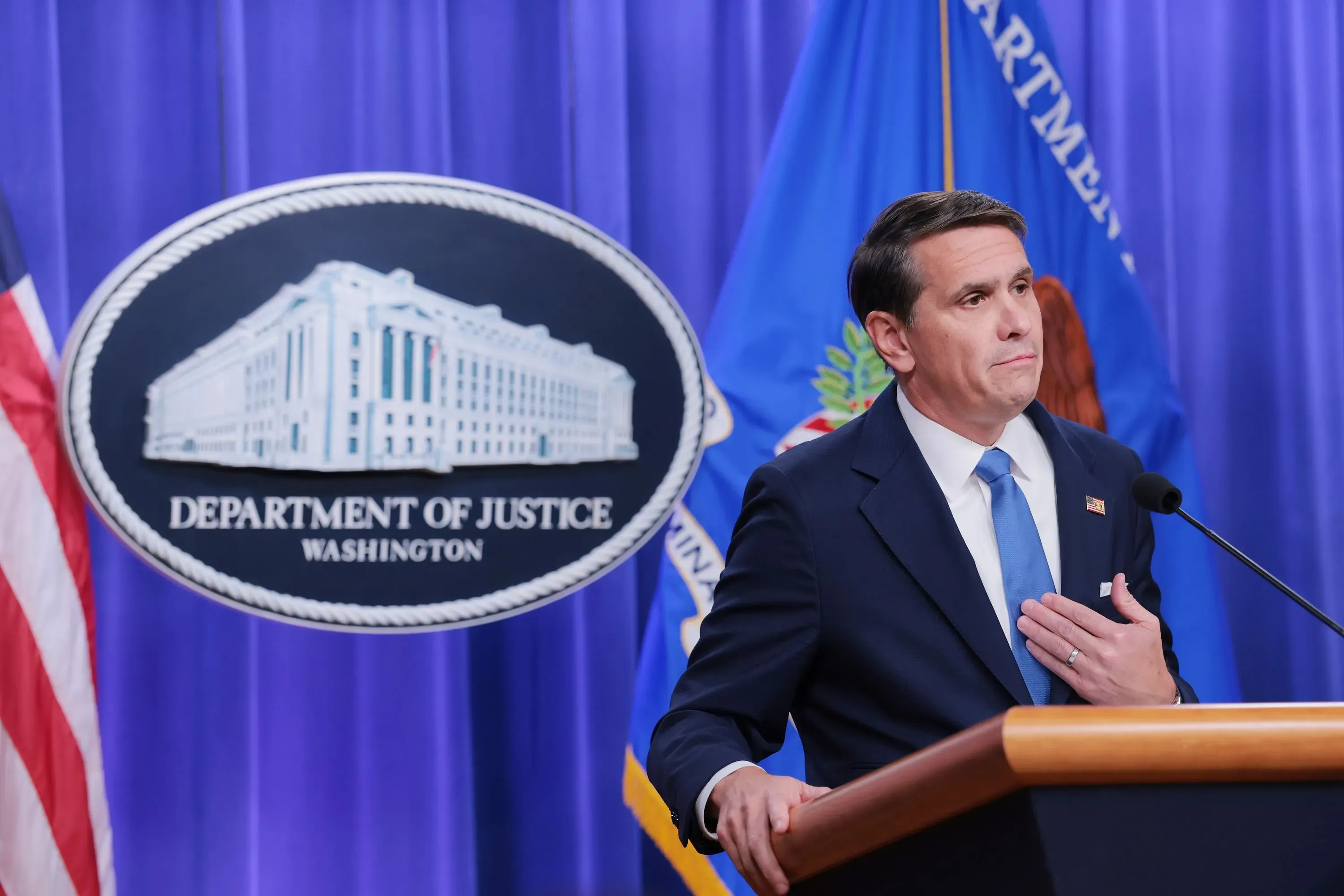 نائب المدعي العام تود بلانش يتحدث في مؤتمر صحفي حول ملفات جيفري إبشتاين، مع شعار وزارة العدل الأمريكية خلفه.