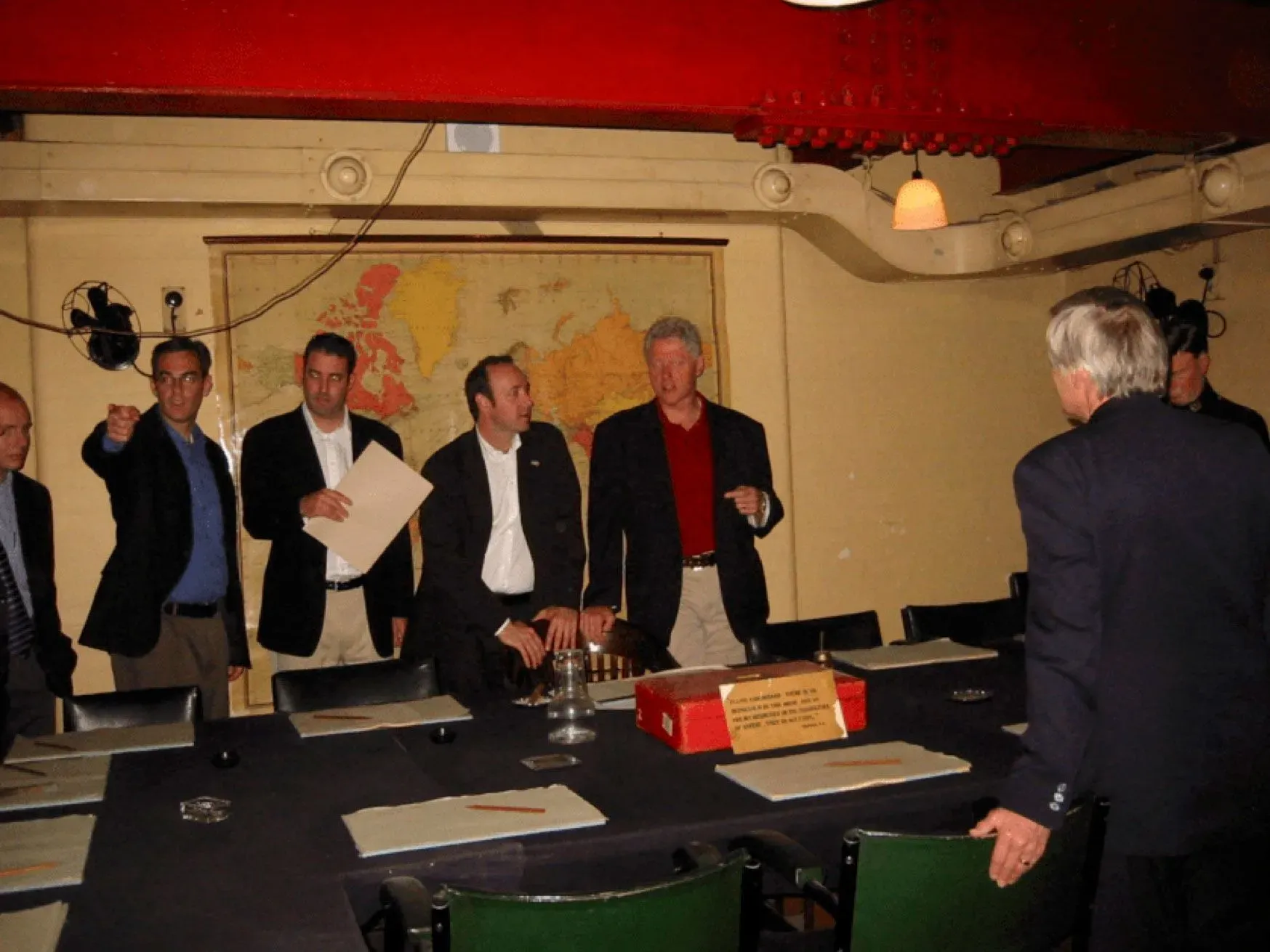 صورة تظهر مجموعة من الرجال في غرفة اجتماعات، بينهم شخصية معروفة، تتعلق بمسائل قانونية مرتبطة بقضية جيفري إبشتاين.